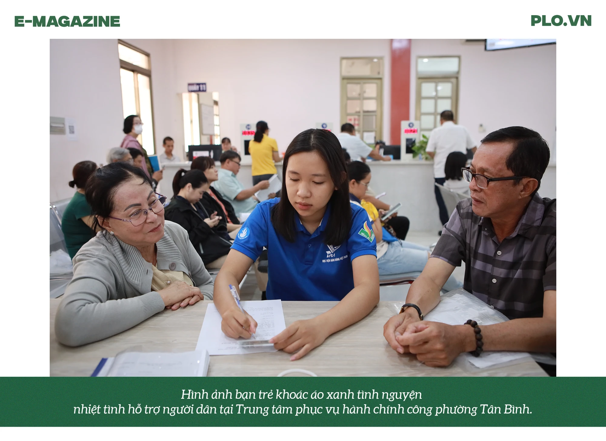 Hình ảnh bạn trẻ khoác áo xanh tình nguyện nhiệt tình hỗ trợ người dân tại Trung tâm phục vụ Hành chính công phường Tân Bình.png