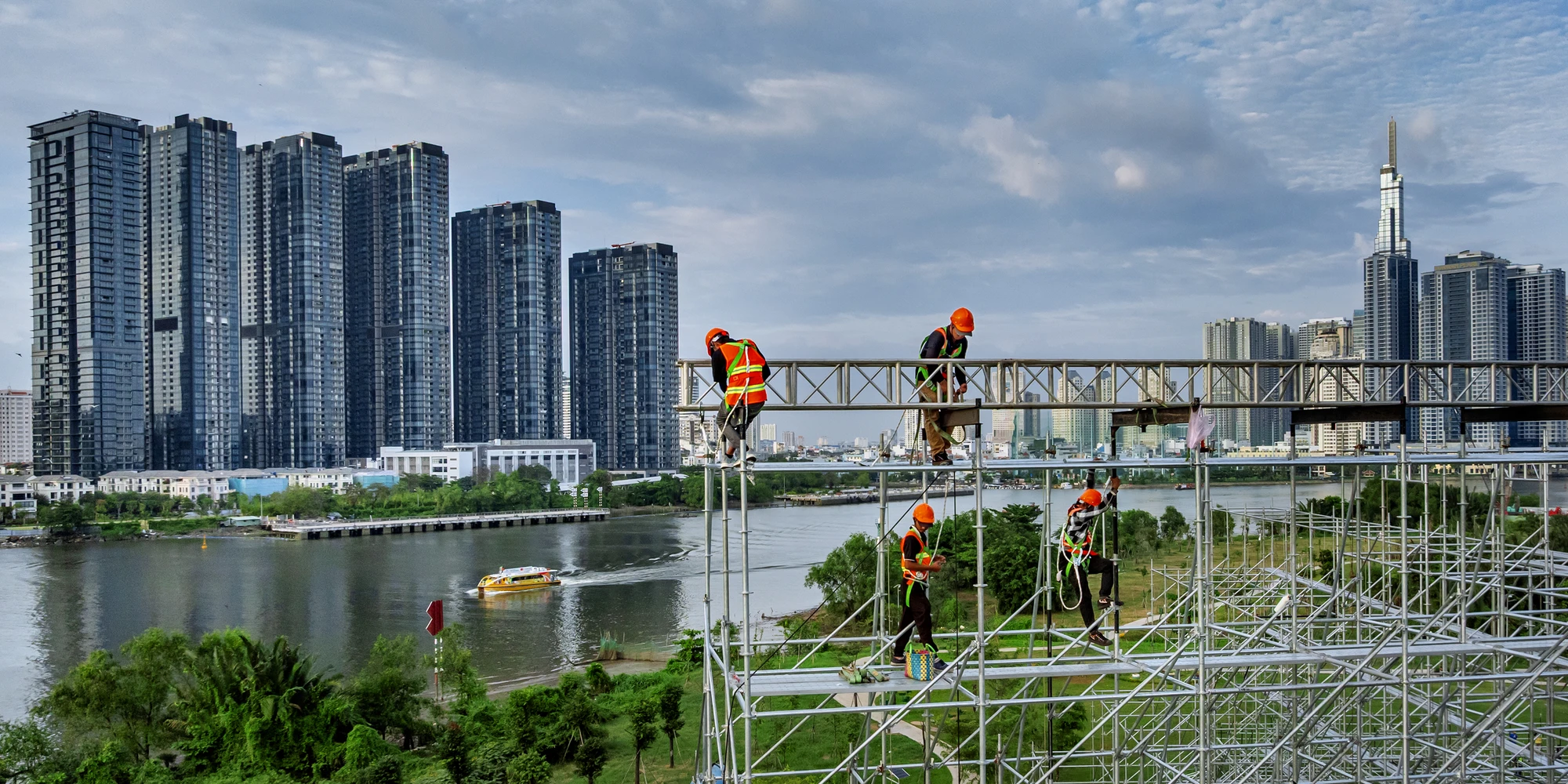 CÔNG VIỆC THẦM LẶNG_BÙI VIỆT HƯNG.jpg