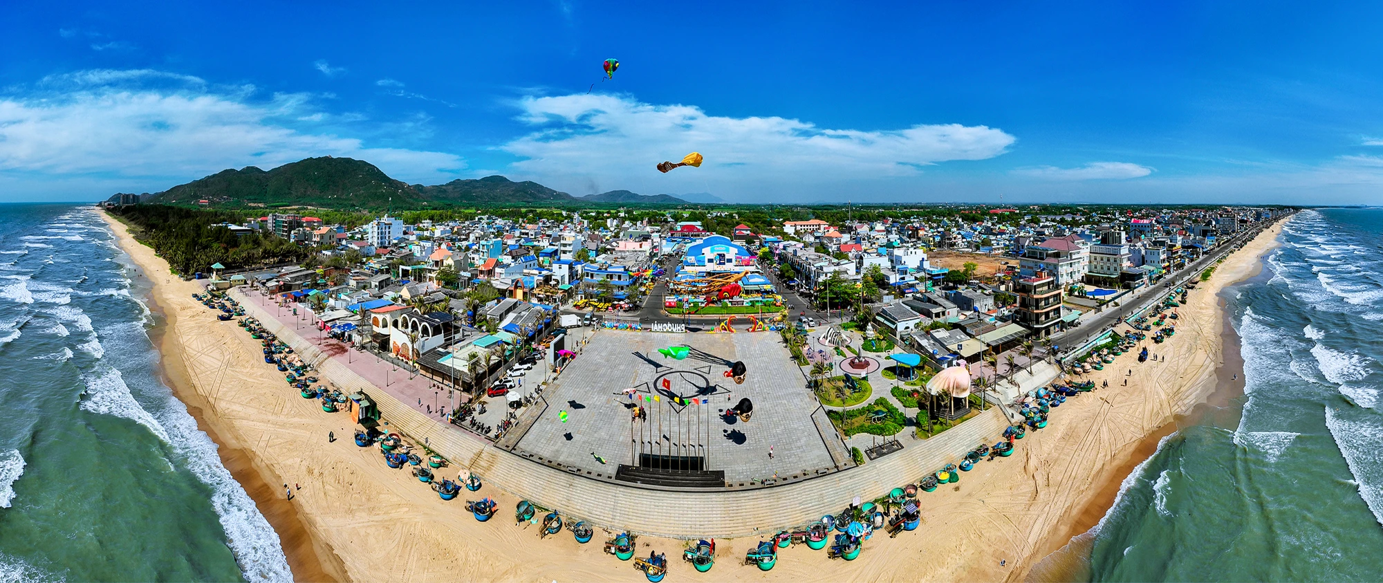 QUẢNG TRƯỜNG BIỂN XÃ PHƯỚC HẢI CHÀO ĐÓN XUÂN BÍNH NGỌ_LÊ ĐÌNH NHƠN.jpg