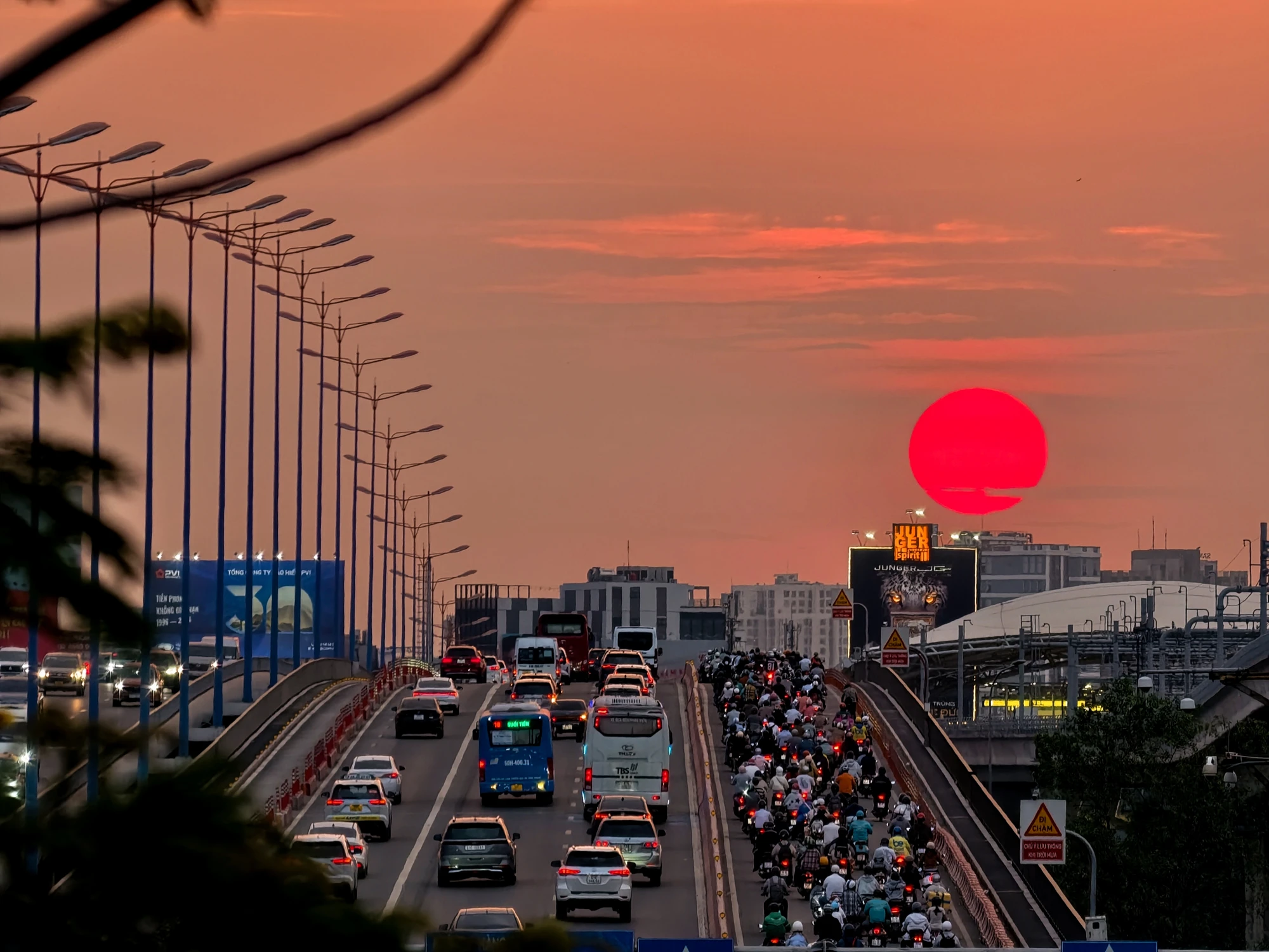 SẮC ĐỎ THÀNH PHỐ NGÀY VÀO GUỒNG_TRẦN HÙNG PHƯƠNG.jpg