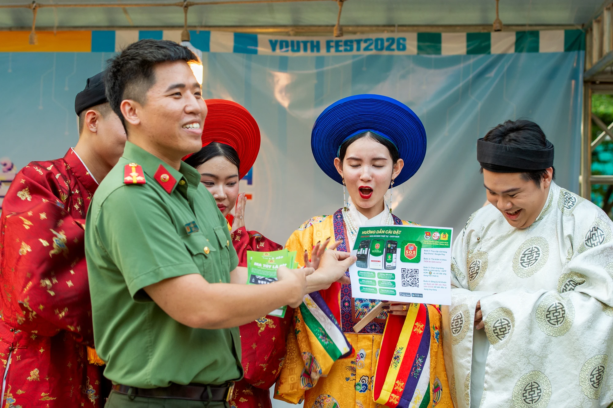 Công an tuyên truyền cho bạn trẻ ý thức phòng chống tệ nạn trong khuôn khổ lễ hội. Ảnh: NGUYỄN THỊ THÚY HẰNG 6.jpg