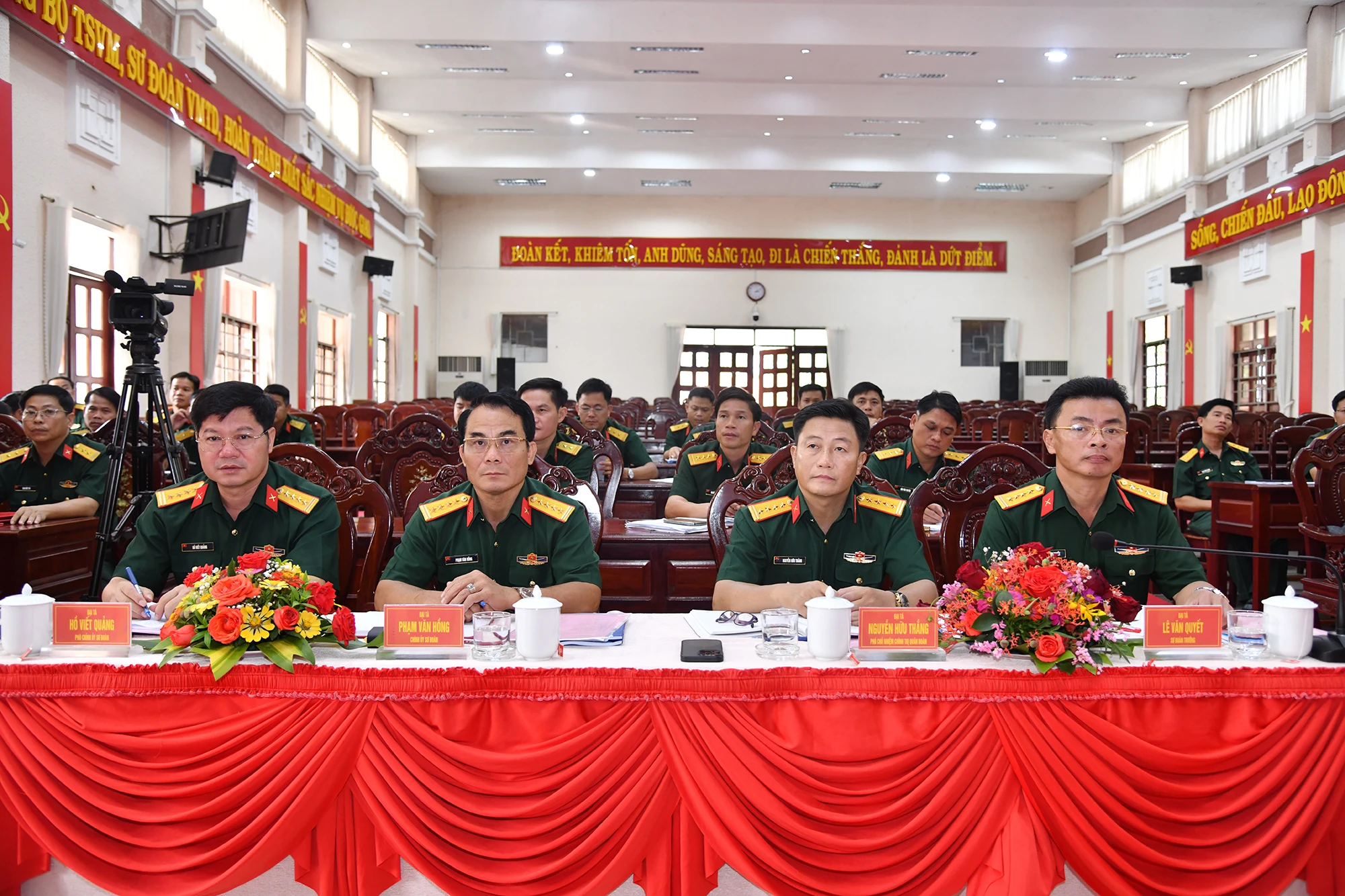 bàn giao (2).JPG