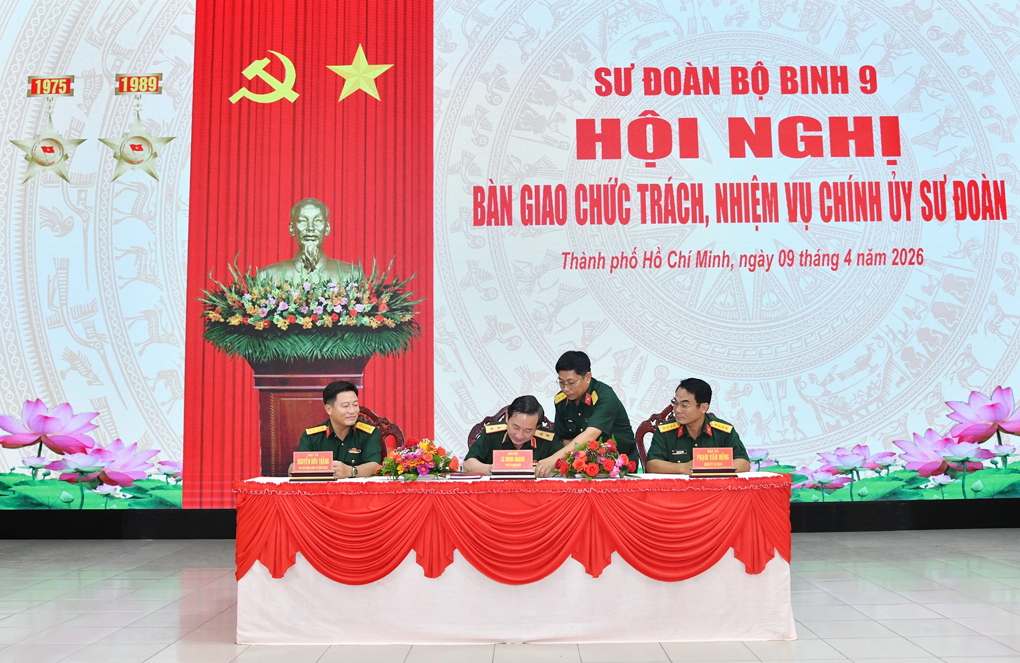 bàn giao (4).JPG