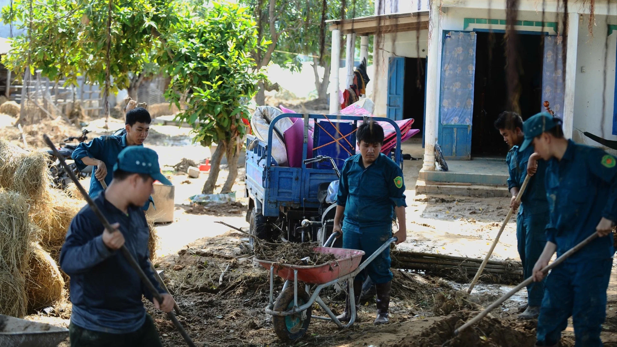 Người dân Tuy Phong gượng dậy sau đêm vỡ hồ kinh hoàng 