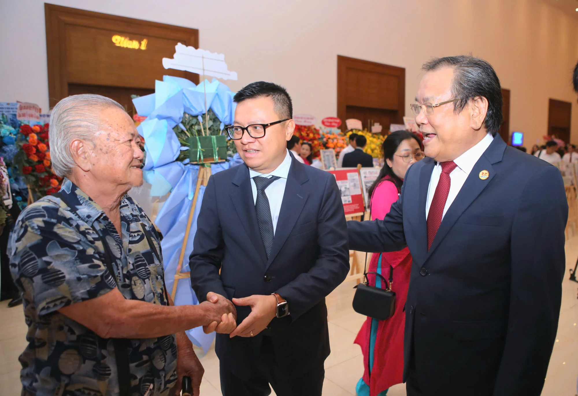 Nhà báo Lê Quốc Minh, Ủy viên Trung ương Đảng, Tổng Biên tập báo Nhân Dân, Phó Trưởng ban Tuyên giáo và Dân vận Trung ương, Chủ tịch Hội Nhà báo Việt Nam (đứng giữa), trò chuyện cùng nhà báo Nam Đồng, nguyên Tổng Biên tập báo Pháp Luật TP.HCM (bìa trái) và Tổng Biên tập báo Pháp Luật TP.HCM Mai Ngọc Phước. Ảnh: NGUYỆT NHI