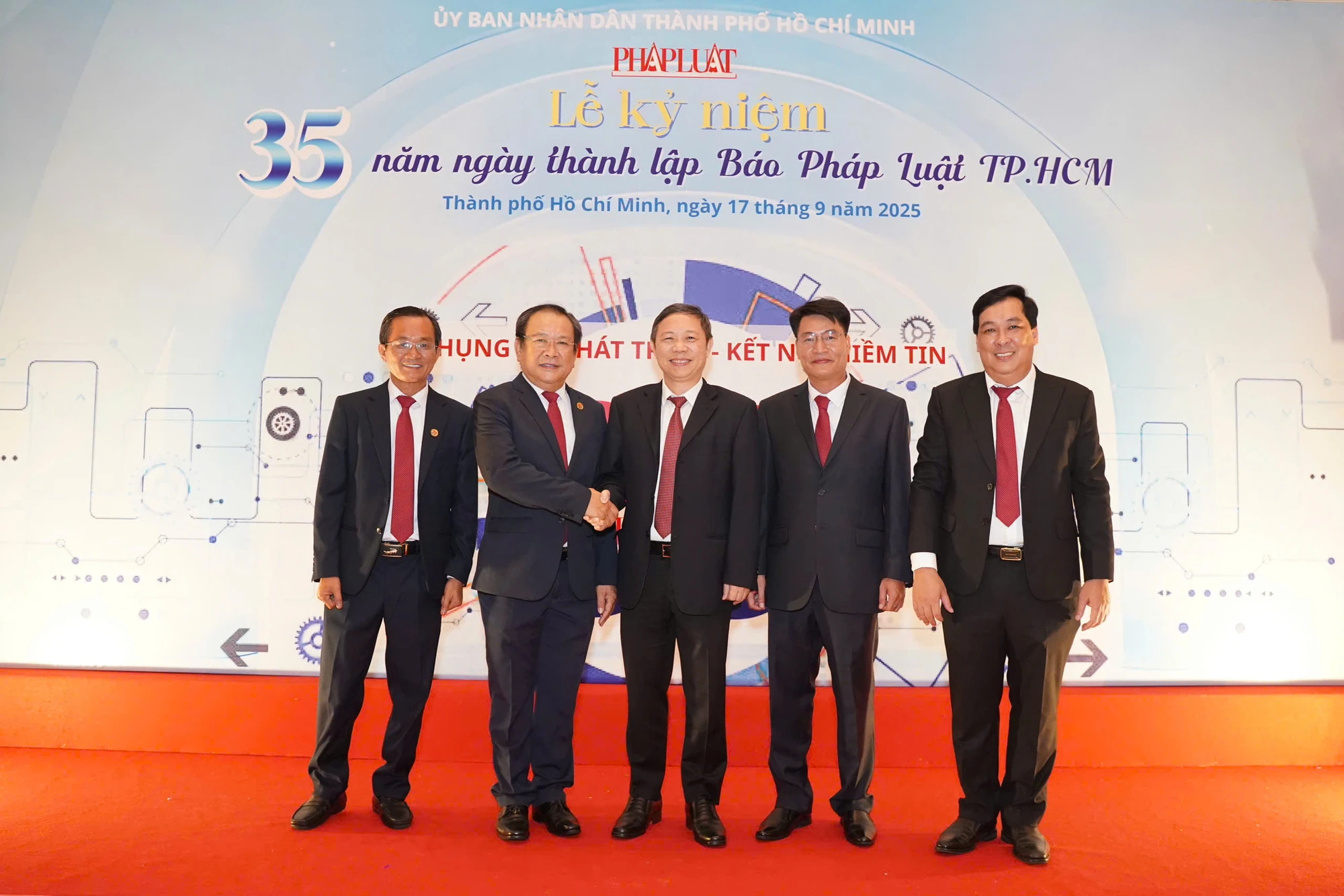Ông Dương Anh Đức, Ủy viên Ban Thường vụ Thành ủy, Trưởng Ban Tuyên giáo và Dân vận Thành ủy TP.HCM (đứng giữa) chúc mừng các lãnh đạo báo Pháp Luật TP.HCM. Theo ông, những Chương trình sau mặt báo như "Cùng ngư dân thắp sáng đèn trên biển” đã đồng hành cùng Chính phủ trong tháo gỡ thẻ vàng IUU cho hải sản Việt Nam cũng tạo ra điểm nhấn ấn tượng…"Ngoài ra thông qua những câu chuyện pháp lý sinh động từ thực tiễn, báo đã giới thiệu những cách làm hiệu quả, nhân văn của các lực lượng chức năng của thành phố, góp phần phần vun đắp lối sống văn minh đô thị, xây dựng hình ảnh một TP hiện đại, năng động, nghĩa tình. Tất cả đã cho thấy một Pháp Luật TP.HCM có đường nét và bản sắc" - ông Dương Anh Đức đánh giá. Ảnh: THUẬN VĂN
