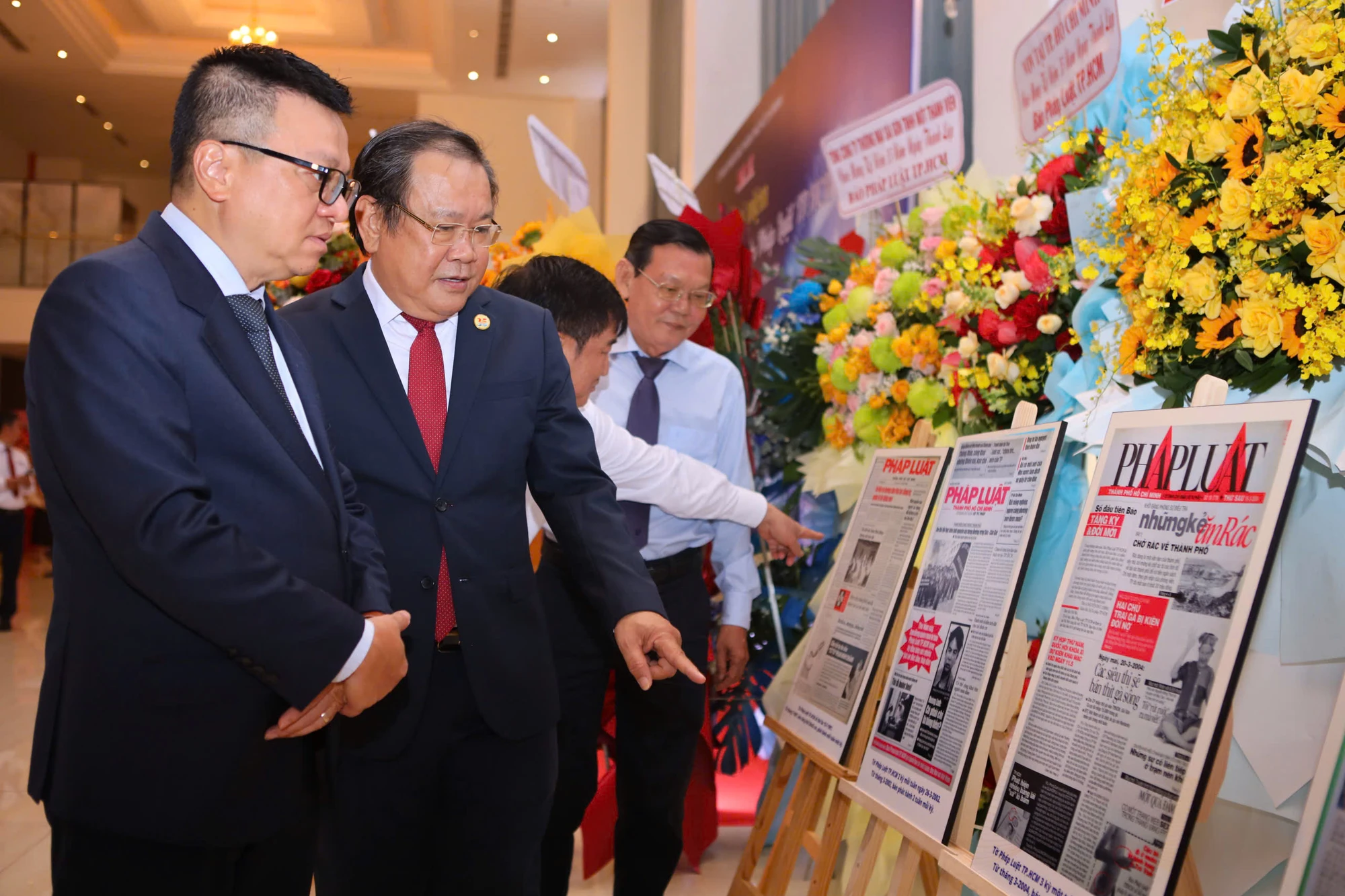 Nhà báo Lê Quốc Minh, Ủy viên Trung ương Đảng, Tổng Biên tập báo Nhân Dân, Phó Trưởng ban Tuyên giáo và Dân vận Trung ương, Chủ tịch Hội Nhà báo Việt Nam cùng nhà báo Mai Ngọc Phước, Tổng Biên tập báo Pháp Luật TP.HCM tham quan triển lãm các hoạt động của báo. Ảnh: NGUYỆT NHI