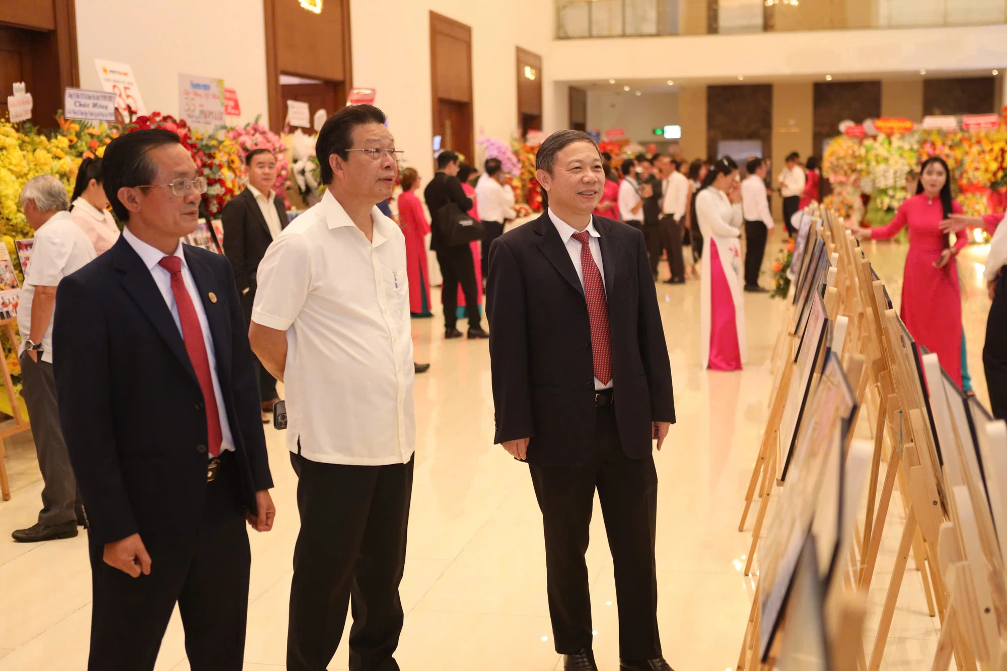 Ông Dương Anh Đức, Ủy viên Ban Thường vụ Thành ủy, Trưởng Ban Tuyên giáo và Dân vận Thành ủy TP.HCM (bìa phải); Thiếu tướng Nguyễn Hồng Sơn, nguyên Giám đốc Bệnh viện Quân y 175 (đứng giữa) cùng Phó Tổng Biên tập Thường trực báo Pháp Luật TP.HCM Nguyễn Đức Hiển (bìa trái) tham quan triển lãm tại sự kiện kỷ niệm 35 năm thành lập báo. Ảnh: NGUYỆT NHI