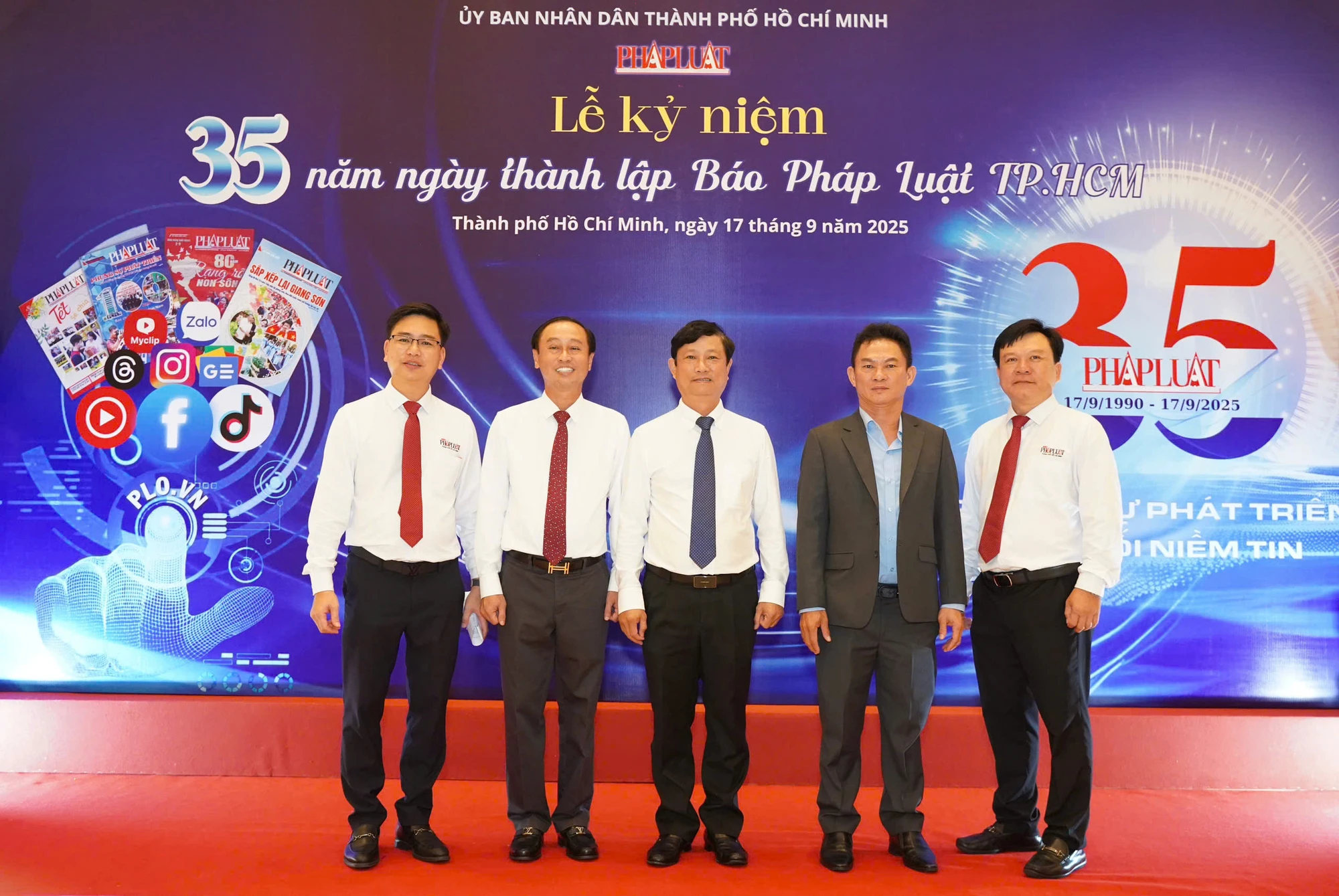 Ông Võ Văn Minh, Phó Bí thư Thành ủy TP.HCM, Chủ tịch HĐND TP.HCM (đứng giữa) và ông Huỳnh Thanh Nhân, Phó Chủ tịch HĐND TP.HCM chụp hình lưu niệm cùng nhà báo Lê Minh Cường, Tổng Thư ký Toà soạn báo Pháp Luật TP.HCM (bìa phải); nhà báo Nguyễn Thanh Tùng, Trưởng ban Kinh tế - Đô thị báo Pháp Luật TP.HCM (bìa trái). Ảnh: THUẬN VĂN
