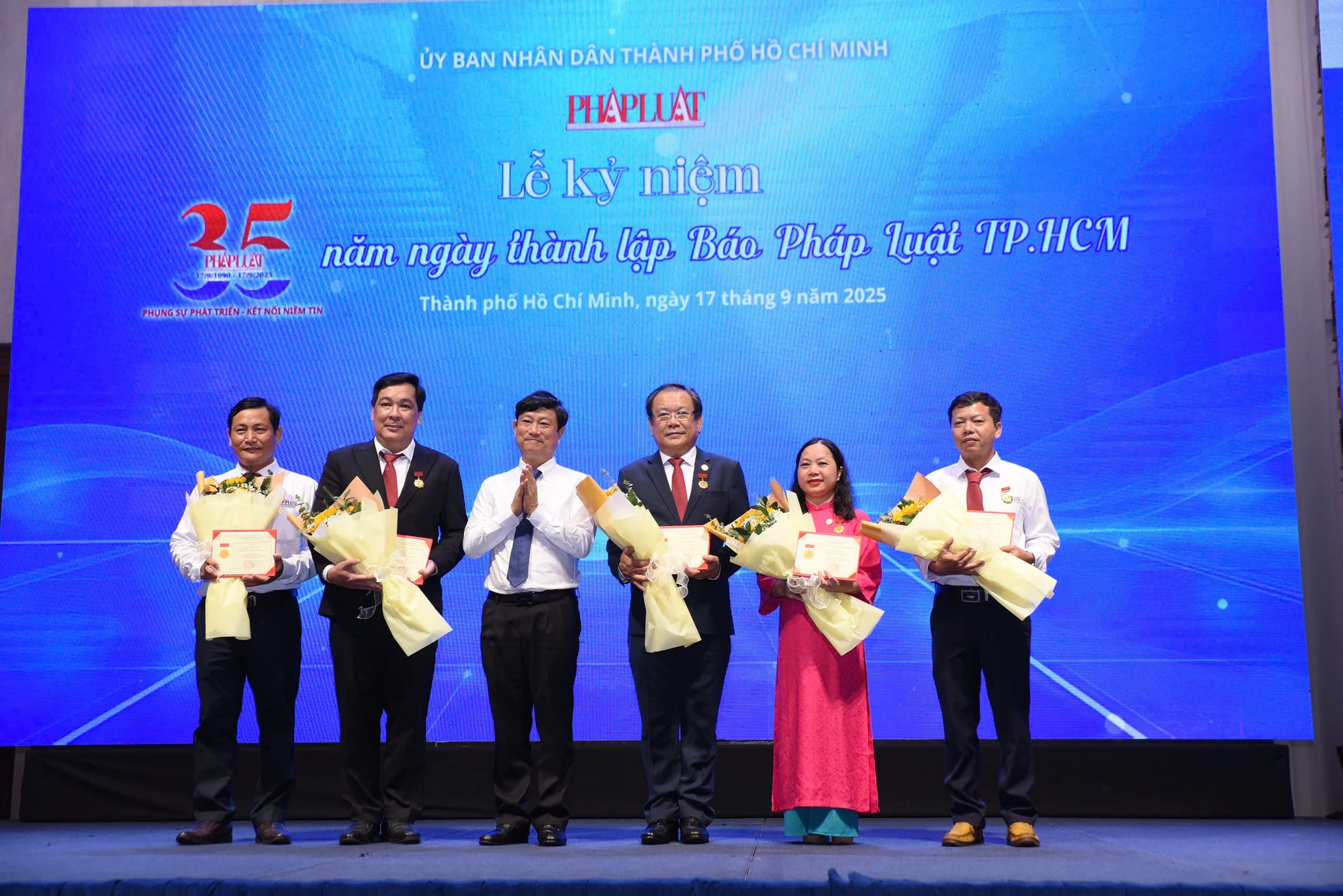 Ông Võ Văn Minh, Phó Bí thư Thành ủy TP.HCM, Chủ tịch HĐND TP.HCM, tặng hoa và trao Kỷ niệm chương “Vì sự nghiệp xây dựng và phát triển Thành phố Hồ Chí Minh" cho ông Mai Ngọc Phước, Tổng Biên tập báo Pháp Luật TP.HCM (giữa); ông Nguyễn Thái Bình, Phó Tổng Biên tập báo Pháp Luật TP.HCM; bà Trần Thanh Hoa, Phó Tổng Thư ký Toà soạn; ông Ngô Thái Bình (bìa trái), Trưởng Ban Pháp luật và ông Bùi Thanh Tâm, Phó Trưởng ban Thời sự - Chính trị, báo Pháp Luật TP.HCM.