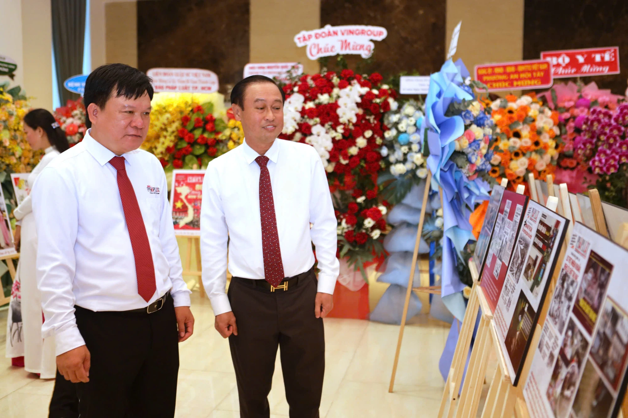 Ông Lê Minh Cường, Tổng Thư ký tòa soạn báo Pháp Luật TP.HCM đang giới thiệu hành trình phát triển của báo trong thời gian qua với ông Huỳnh Thanh Nhân, Thành ủy viên, Phó Chủ tịch HĐND TP.HCM (bìa phải). Ảnh: NGUYỆT NHI