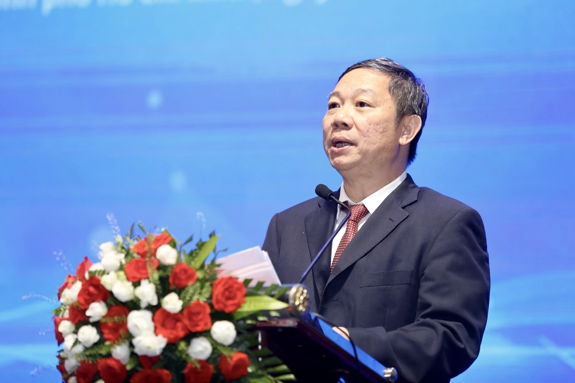 Ông Dương Anh Đức, Ủy viên Ban Thường vụ Thành ủy, Trưởng Ban Tuyên giáo và Dân vận Thành ủy TP.HCM phát biểu tại sự kiện. Theo ông, lãnh đạo TP.HCM luôn ghi nhận và đánh giá cao vai trò quan trọng của báo chí đối với sự nghiệp xây dựng và phát triển Thành phố, trong đó có báo Pháp Luật TP.HCM – một trong những tờ báo chính trị - pháp lý uy tín hàng đầu không chỉ ở phạm vi TP mà của cả nước. "Tôi kỳ vọng báo Pháp Luật TP.HCM sẽ đồng hành xuyên suốt, tạo sự đồng thuận trong xã hội, khơi dậy niềm tin và khát vọng phát triển trong nhân dân vừa nhanh chóng nắm bắt các bất cập, khó khăn, kịp thời hiến kế, góp phần cùng chính quyền hoạch định và điều chỉnh chính sách phù hợp thực tiễn, đúng hướng và hiệu quả" - ông Dương Anh Đức gửi gắm đội ngũ báo ở tuổi mới. Ảnh: THUẬN VĂN