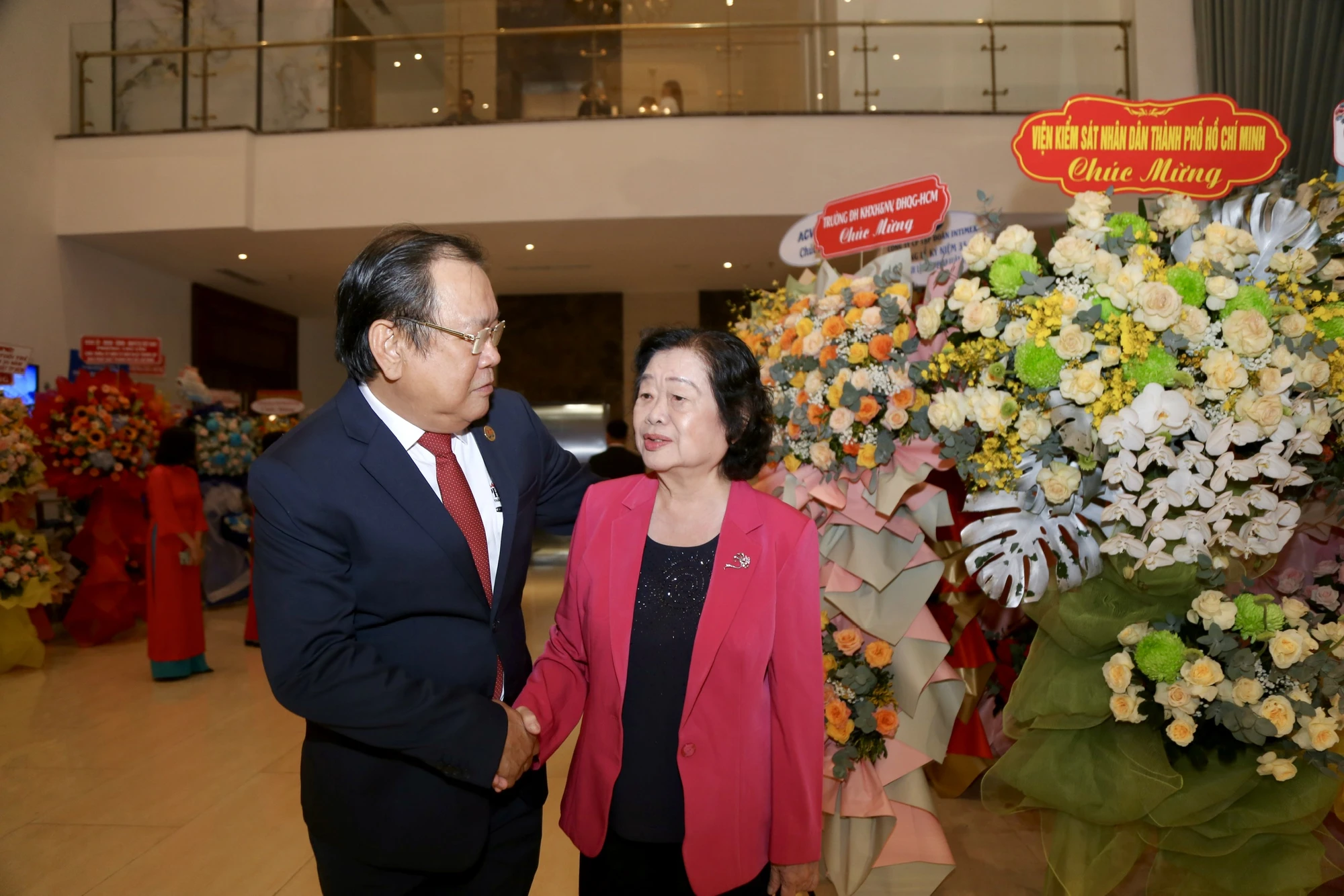 Nhà báo Mai Ngọc Phước, Tổng Biên tập báo Pháp Luật TP.HCM trò chuyện, thăm hỏi bà Trương Mỹ Hoa, Nguyên Bí thư Trung ương Đảng, nguyên Phó Chủ tịch nước Cộng hòa XHCN Việt Nam, Chủ tịch Quỹ Học bổng Vừ A Dính. Ảnh: HOÀNG GIANG