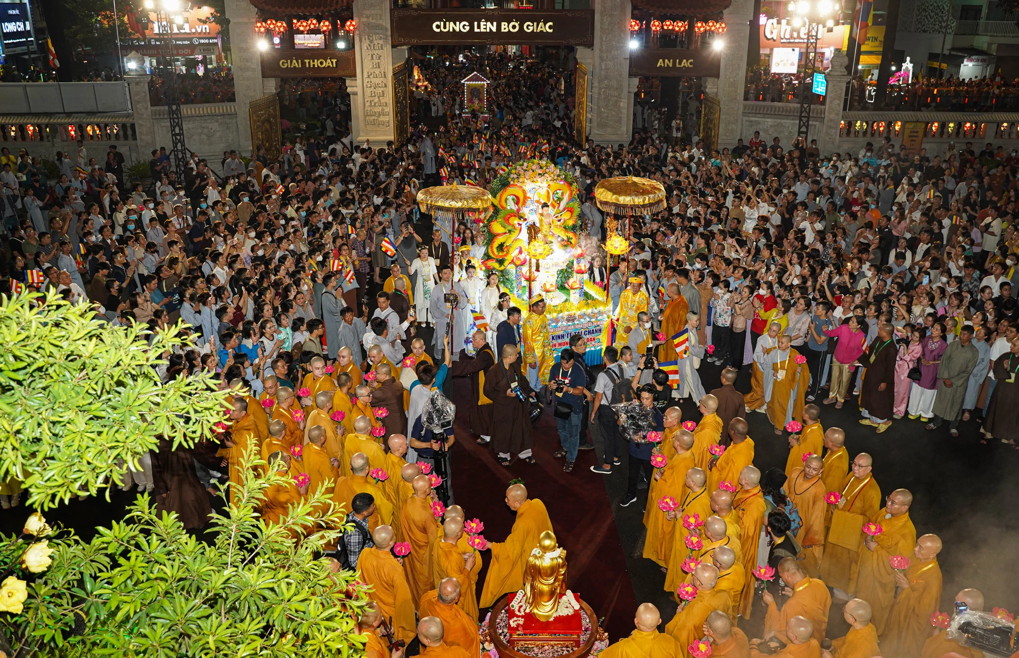 TP.HCM: Hàng nghìn người tham gia lễ rước kiệu, thỉnh tôn tượng Đức Phật đản sinh