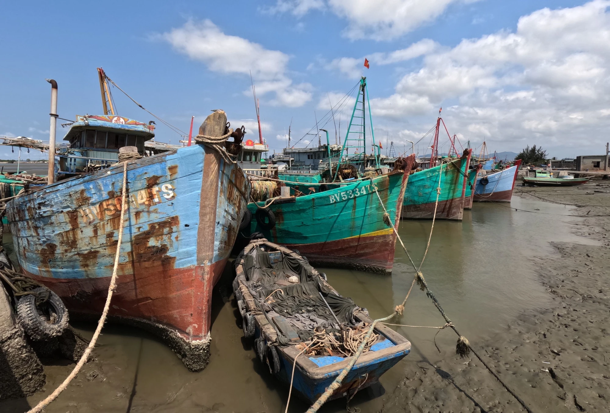 Một số tàu cá nằm bờ tại xã Phước Tỉnh, huyện Long Điền. Ảnh: TK