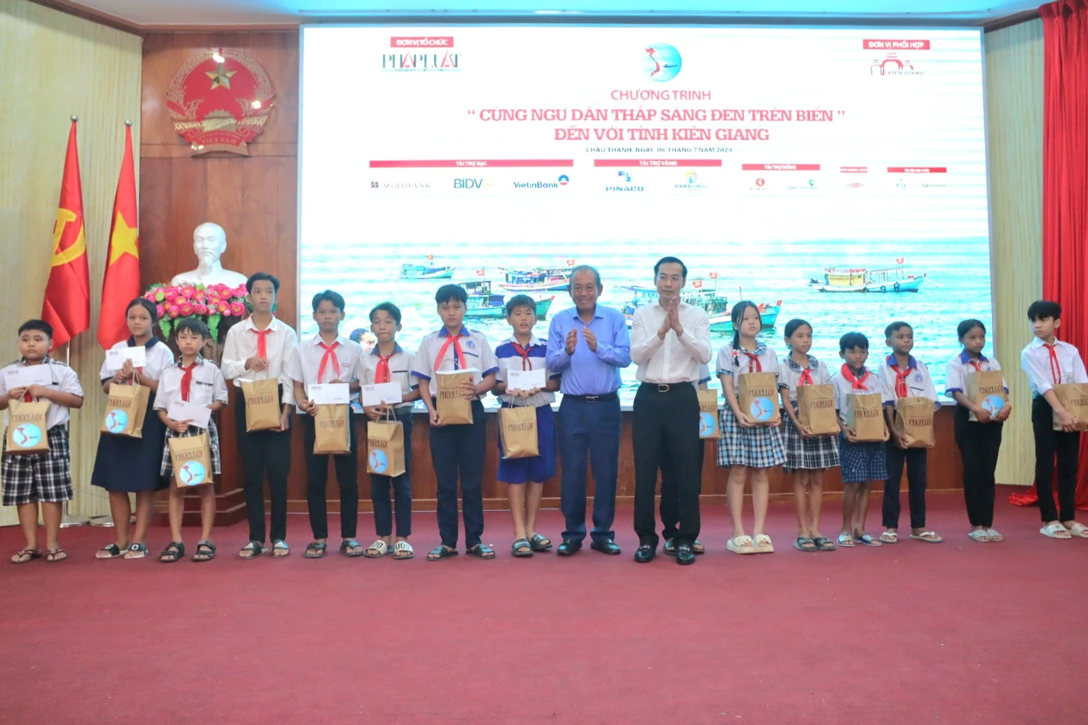 toan-canh-chuong-trinh-cung-ngu-dan-thap-sang-den-tren-bien-tai-kien-giang-12.jpg