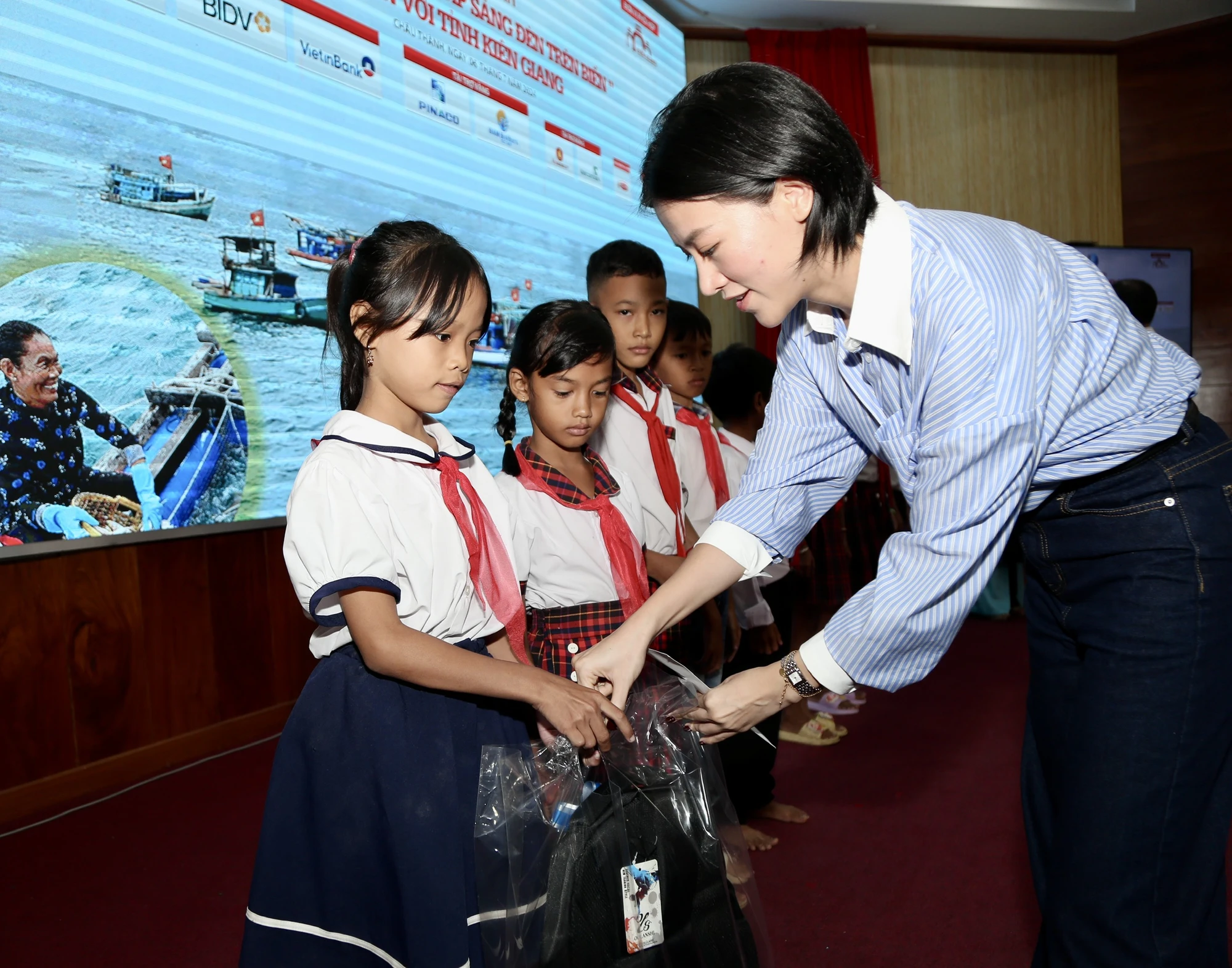 toan-canh-chuong-trinh-cung-ngu-dan-thap-sang-den-tren-bien-tai-kien-giang-14.jpg