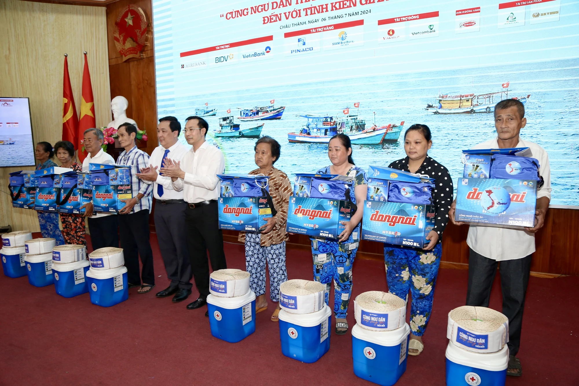 toan-canh-chuong-trinh-cung-ngu-dan-thap-sang-den-tren-bien-tai-kien-giang-16.jpg