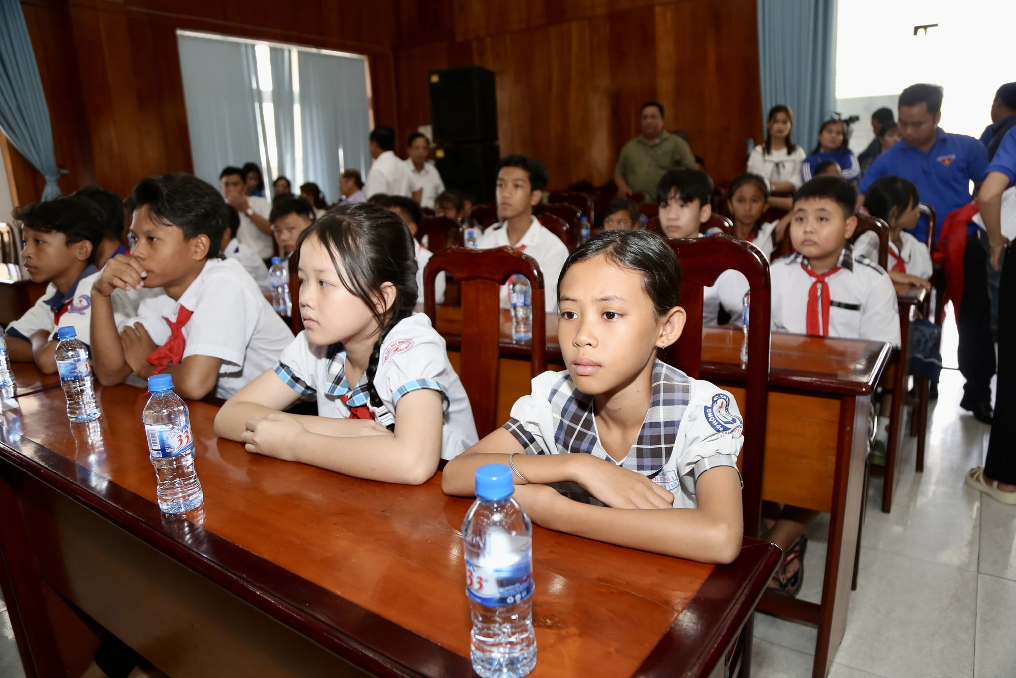 toan-canh-chuong-trinh-cung-ngu-dan-thap-sang-den-tren-bien-tai-kien-giang-2.jpg