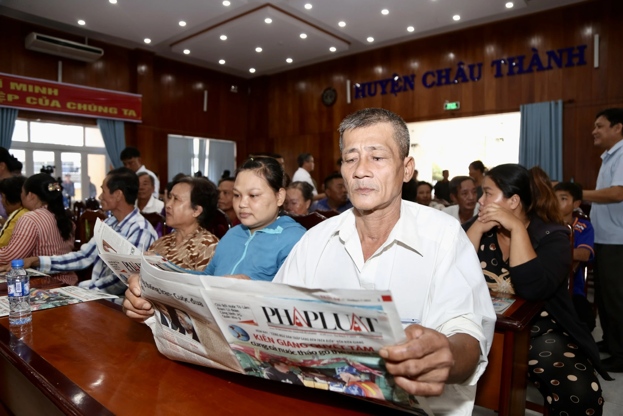 toan-canh-chuong-trinh-cung-ngu-dan-thap-sang-den-tren-bien-tai-kien-giang-3.jpg
