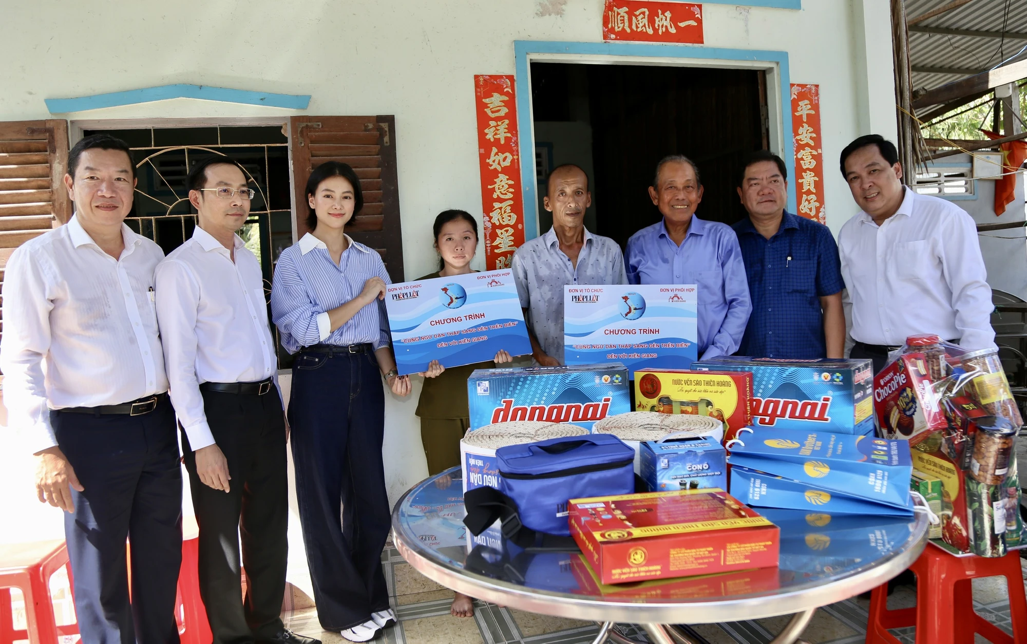 toan-canh-chuong-trinh-cung-ngu-dan-thap-sang-den-tren-bien-tai-kien-giang-5.jpg