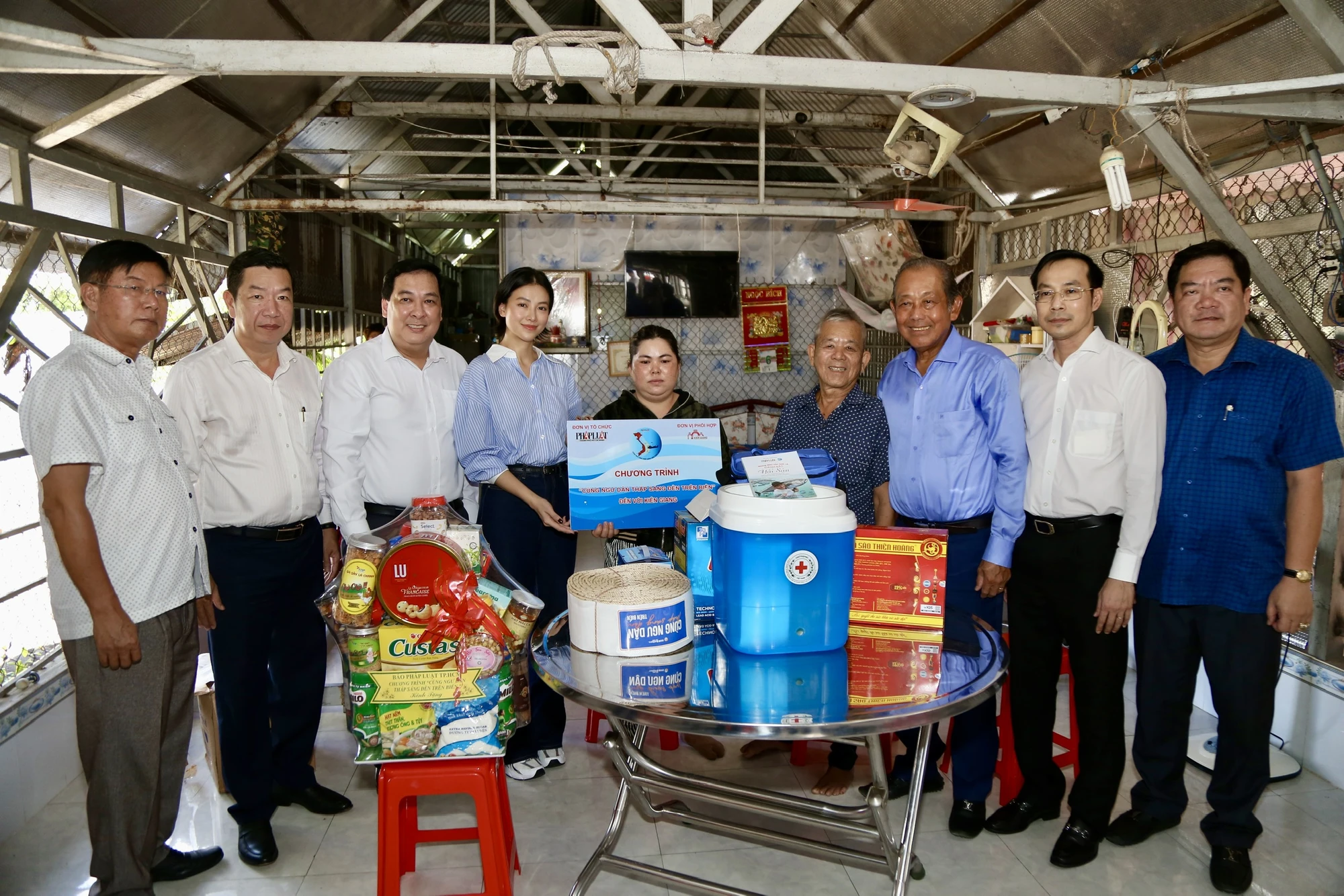 toan-canh-chuong-trinh-cung-ngu-dan-thap-sang-den-tren-bien-tai-kien-giang-6.jpg