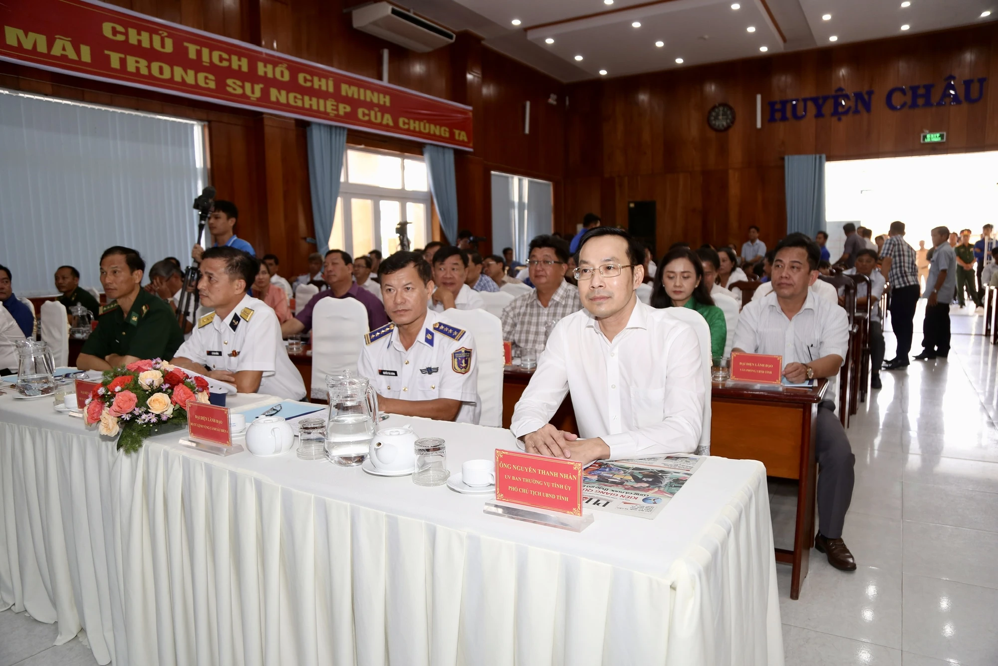 toan-canh-chuong-trinh-cung-ngu-dan-thap-sang-den-tren-bien-tai-kien-giang-8.jpg