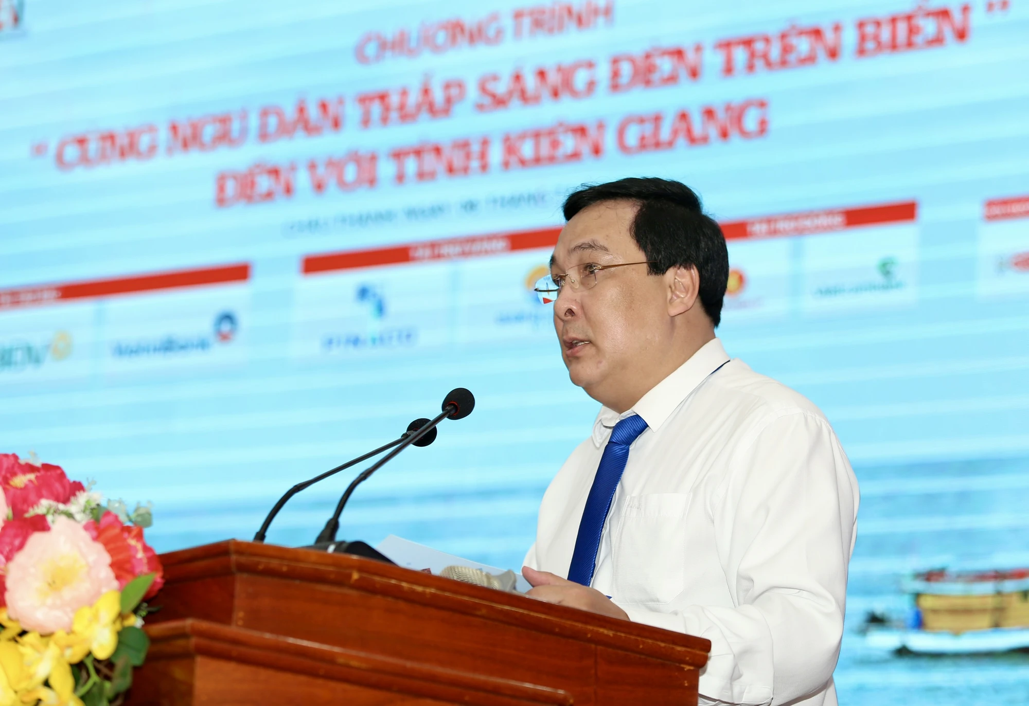 toan-canh-chuong-trinh-cung-ngu-dan-thap-sang-den-tren-bien-tai-kien-giang-9.jpg
