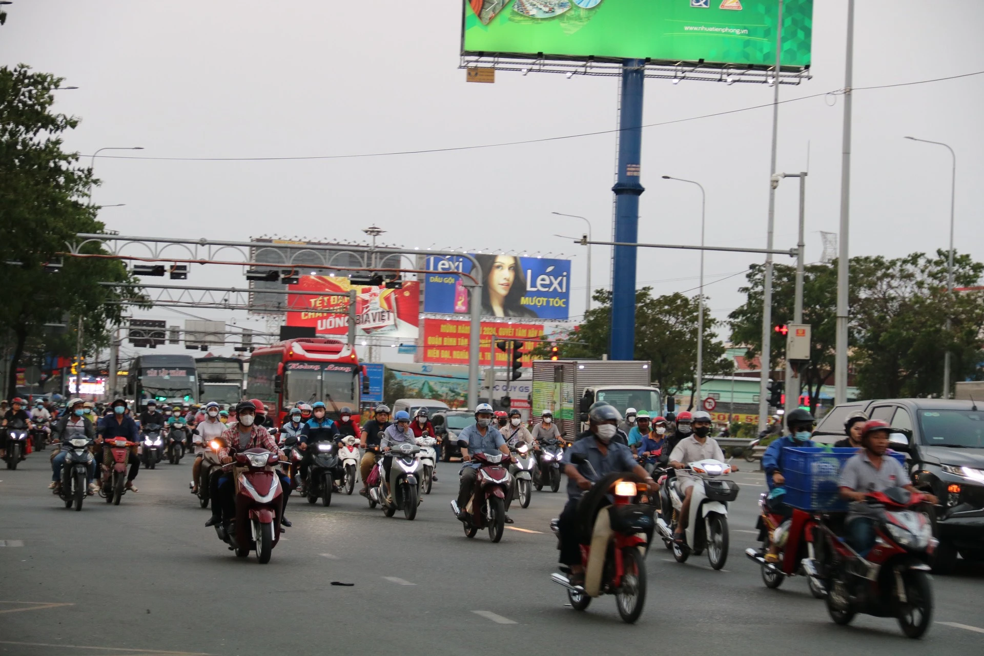 cua-ngo-phia-tay-3.jpg