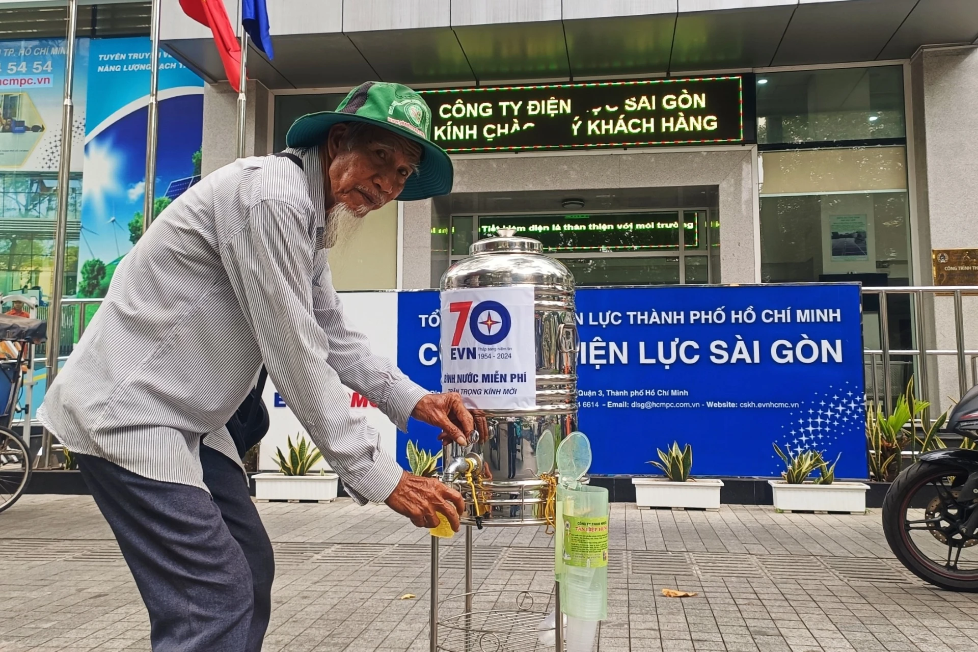 binh-nuoc-0-dong-1.jpg