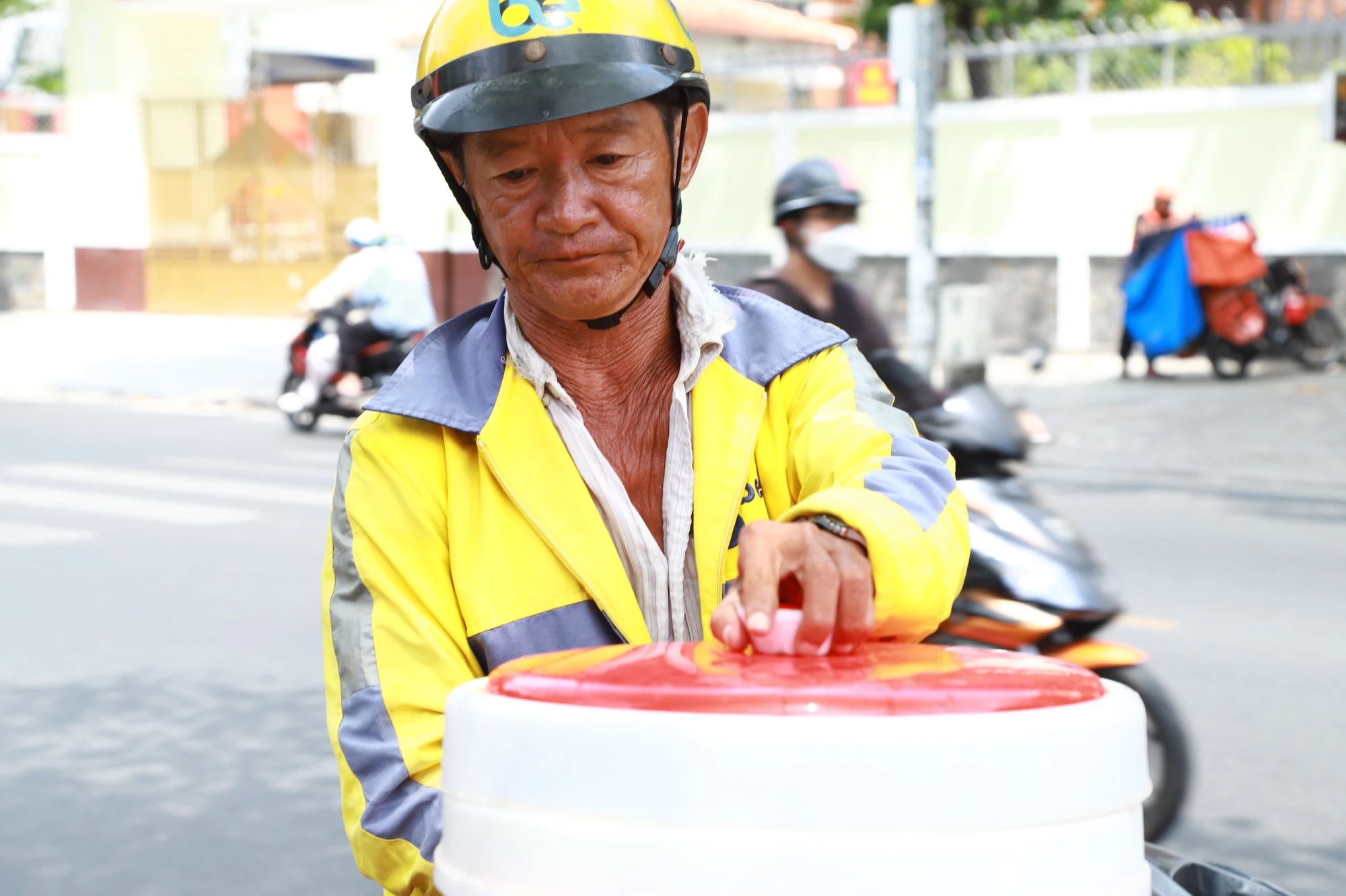 binh-nuoc-0-dong-6.jpg