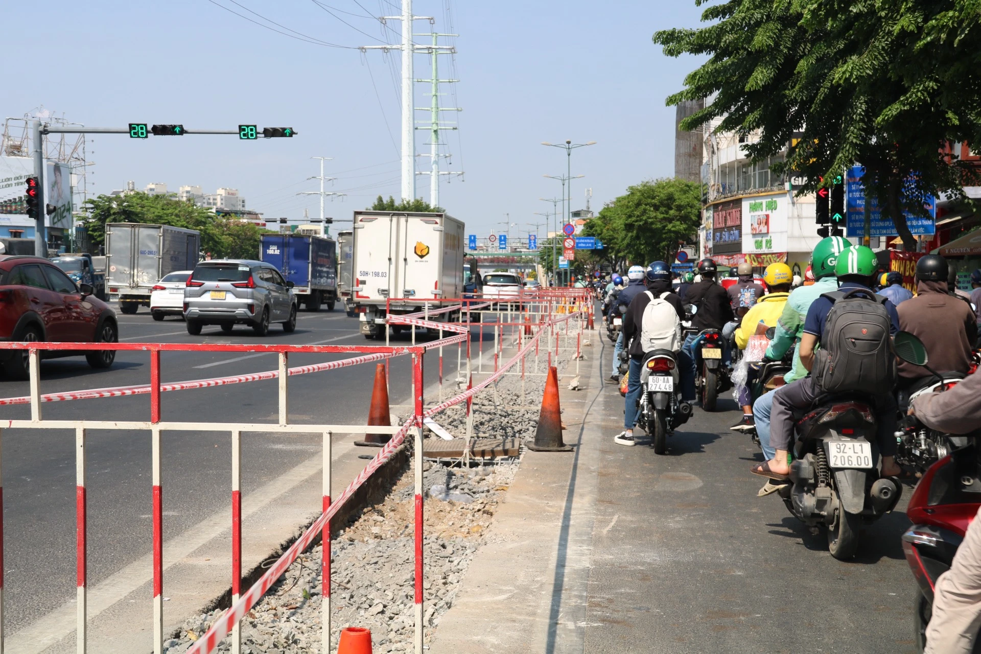 giao-lo-Pham-Van-Dong-Le-Quang-Dinh-16.jpg