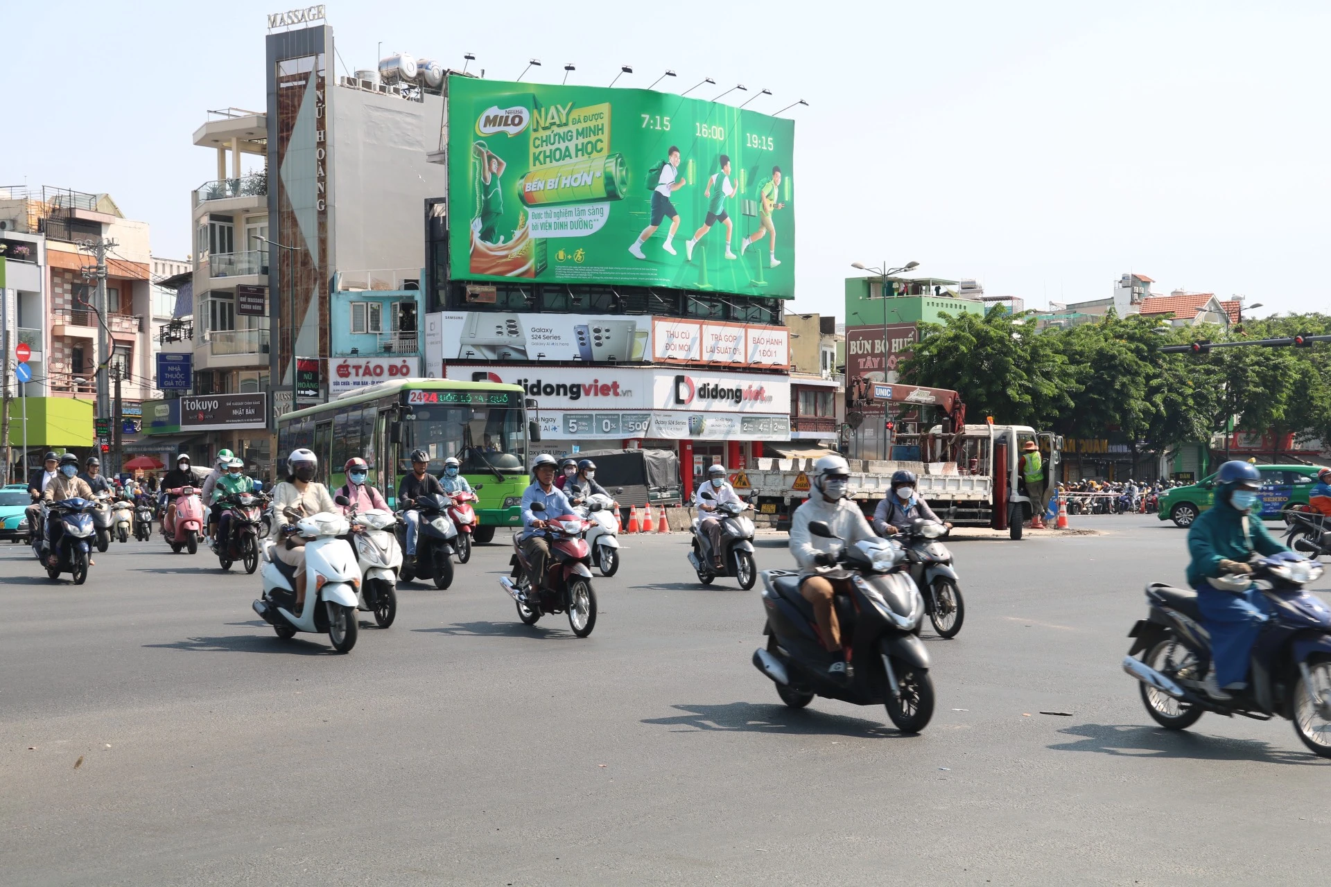 giao-lo-Pham-Van-Dong-Le-Quang-Dinh-2.jpg