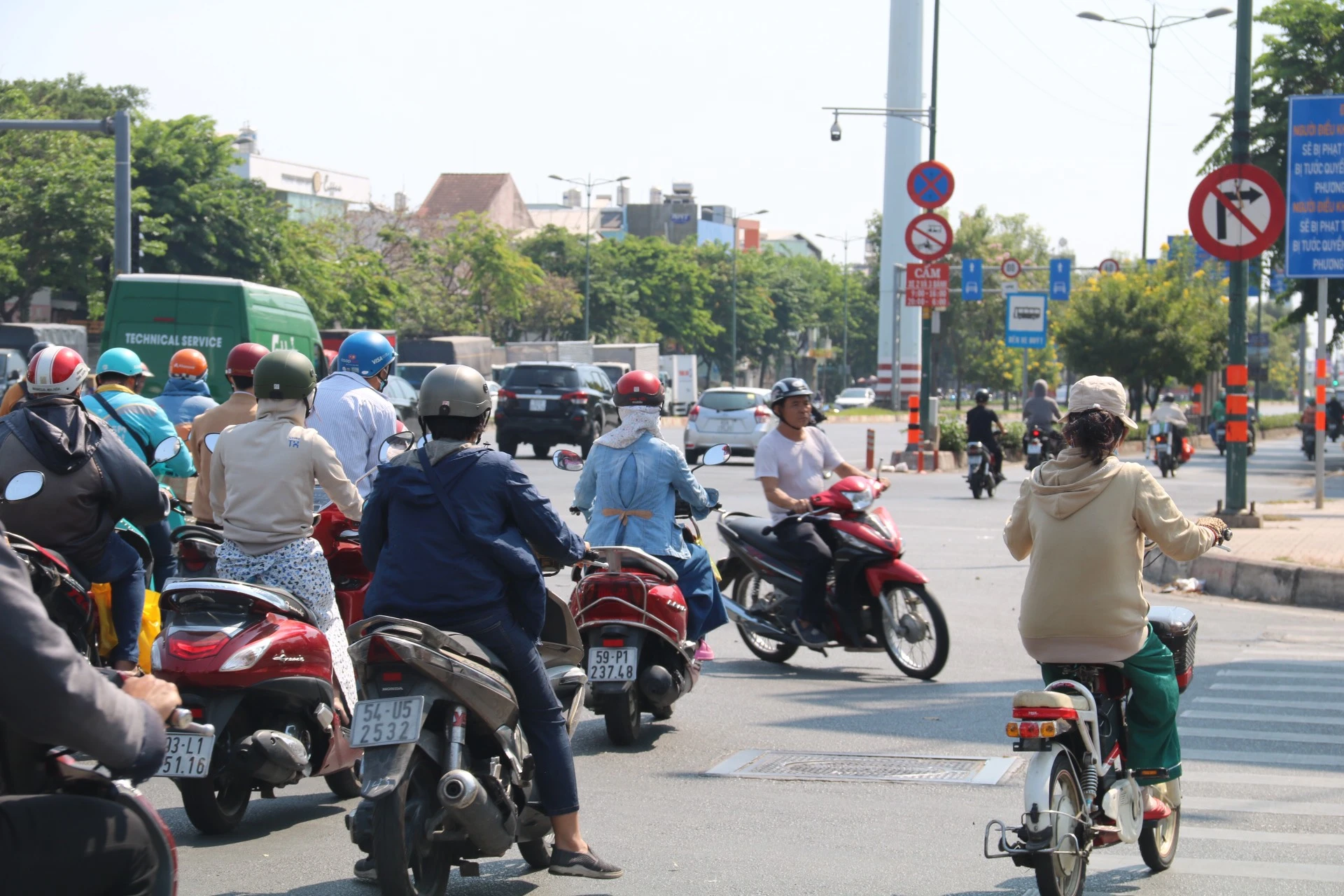 giao-lo-Pham-Van-Dong-Le-Quang-Dinh-3.jpg