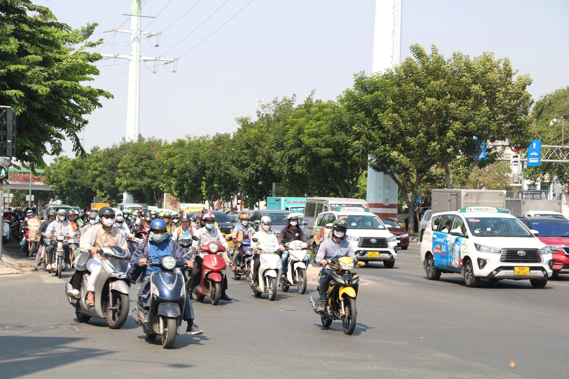 giao-lo-Pham-Van-Dong-Le-Quang-Dinh-6.jpg