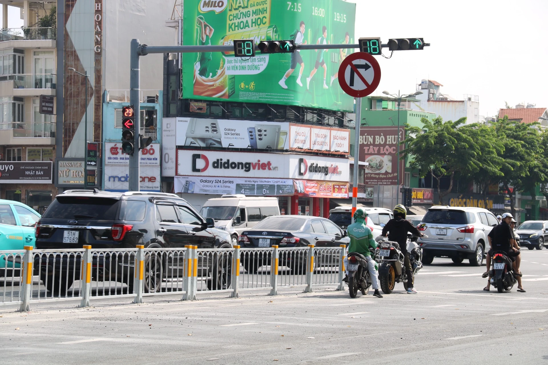 giao-lo-Pham-Van-Dong-Le-Quang-Dinh-22.jpg
