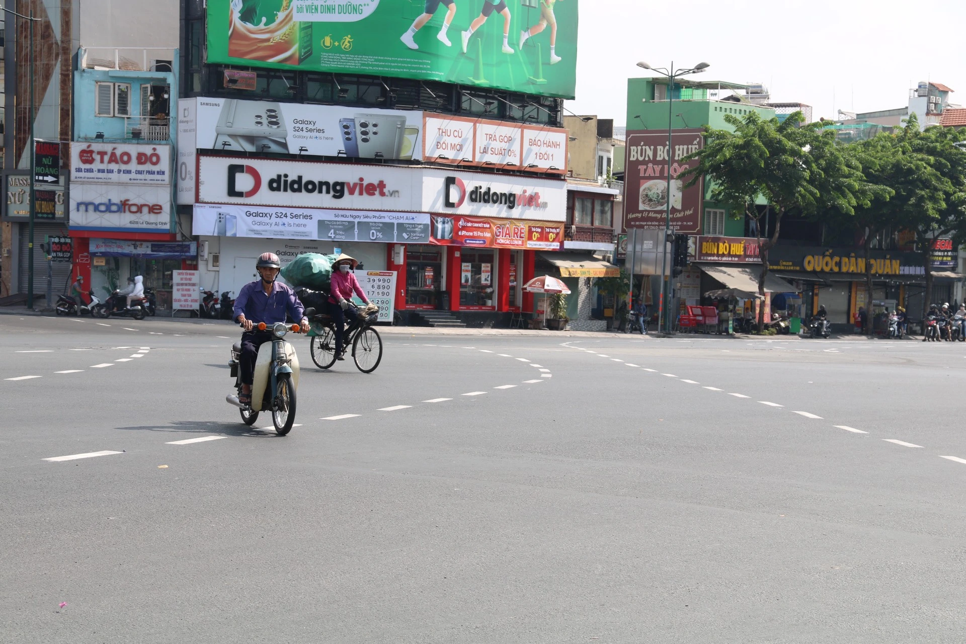 giao-lo-Pham-Van-Dong-Le-Quang-Dinh-23.jpg