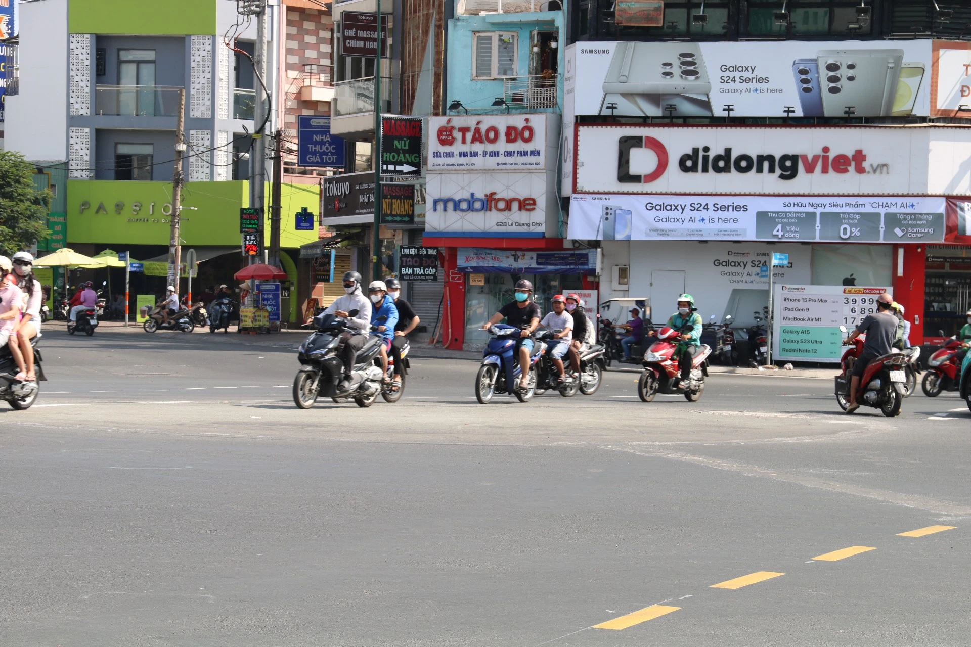 giao-lo-Pham-Van-Dong-Le-Quang-Dinh-26.jpg