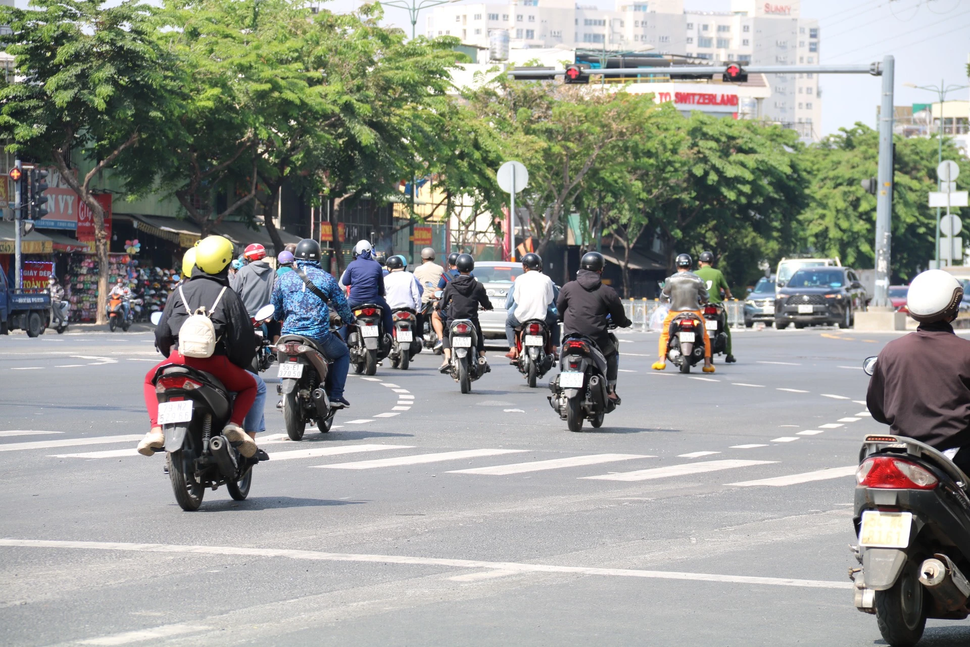 giao-lo-Pham-Van-Dong-Le-Quang-Dinh-35.jpg