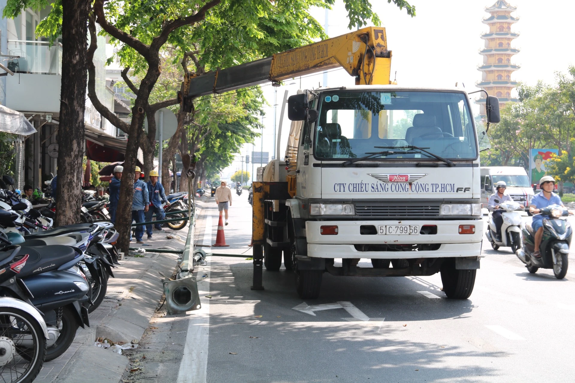 giao-lo-Pham-Van-Dong-Le-Quang-Dinh-36.jpg