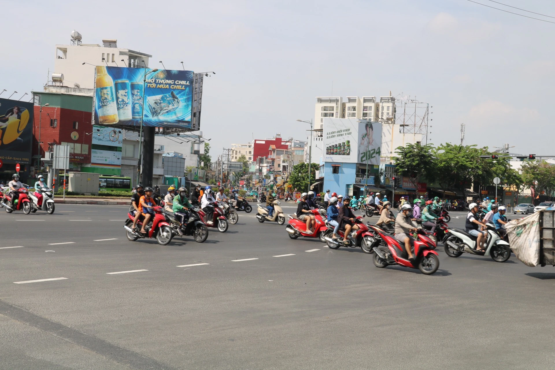 giao-lo-Pham-Van-Dong-Le-Quang-Dinh-38.jpg