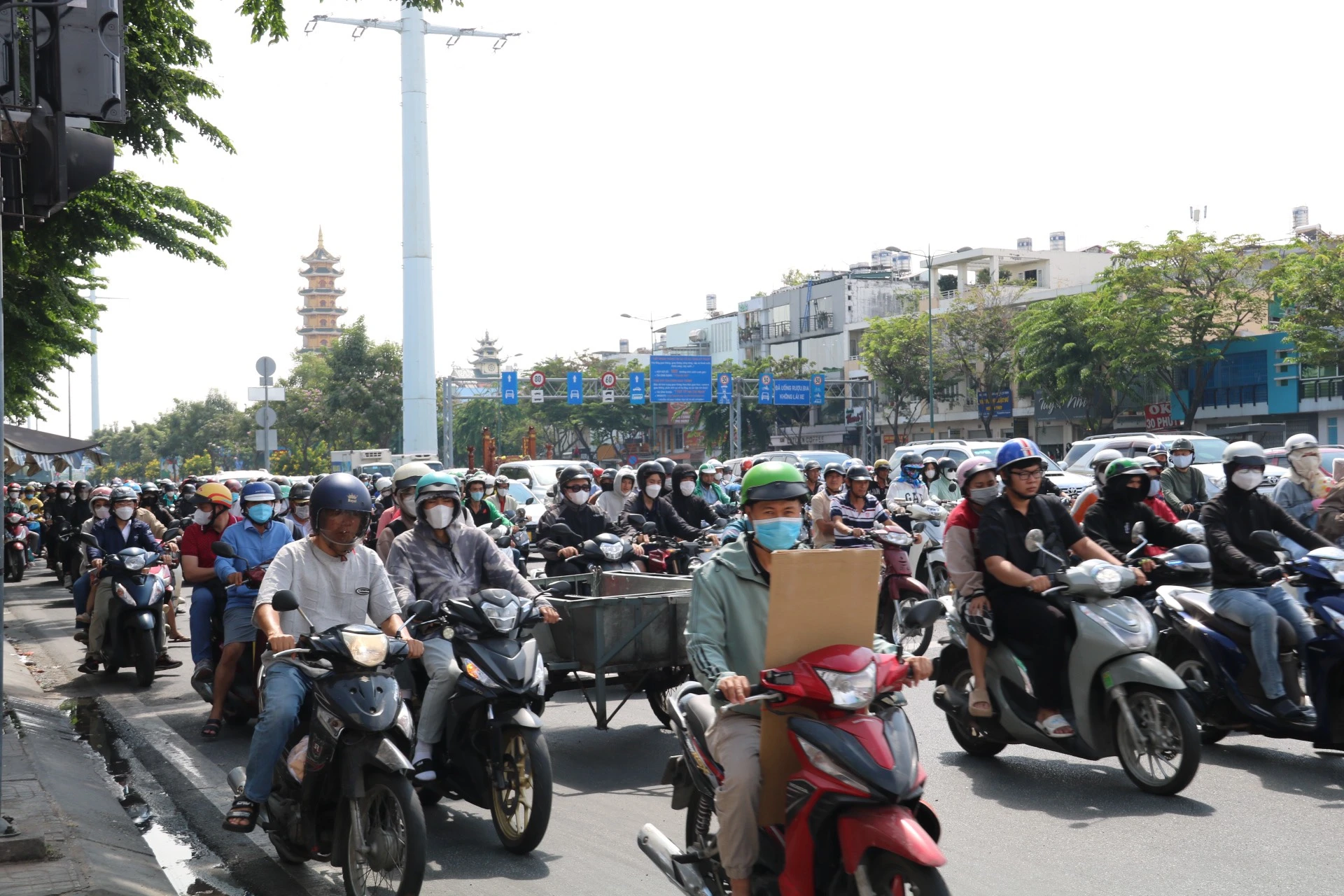 giao-lo-Pham-Van-Dong-Le-Quang-Dinh-40.jpg