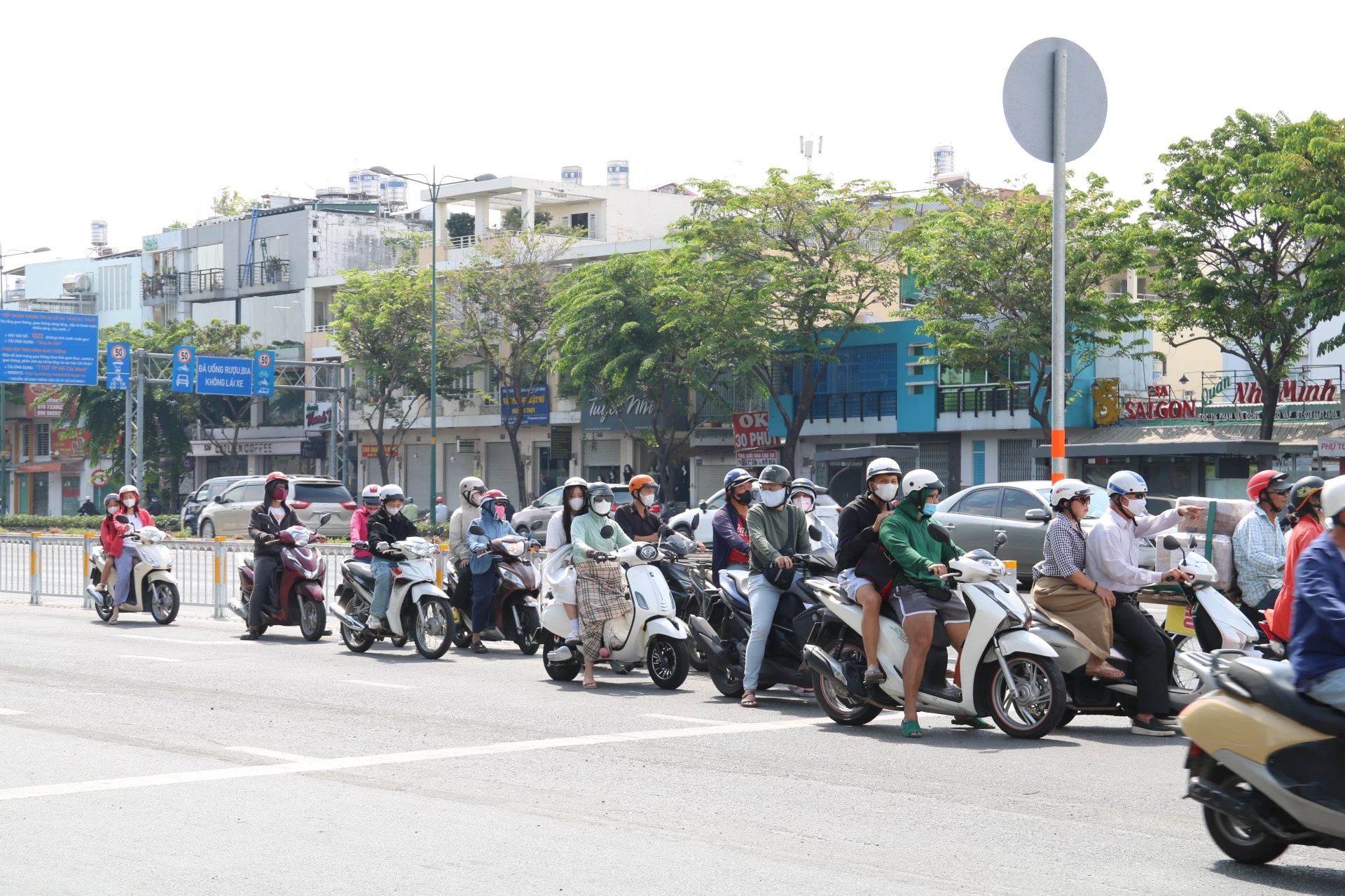 giao-lo-Pham-Van-Dong-Le-Quang-Dinh-41.jpg