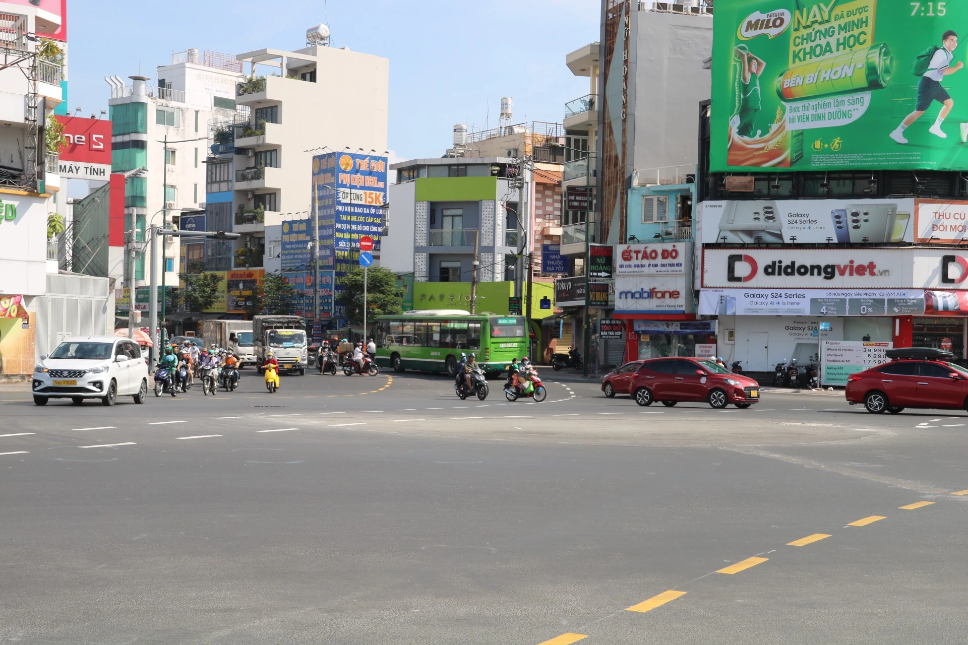 giao-lo-Pham-Van-Dong-Le-Quang-Dinh-43.jpg