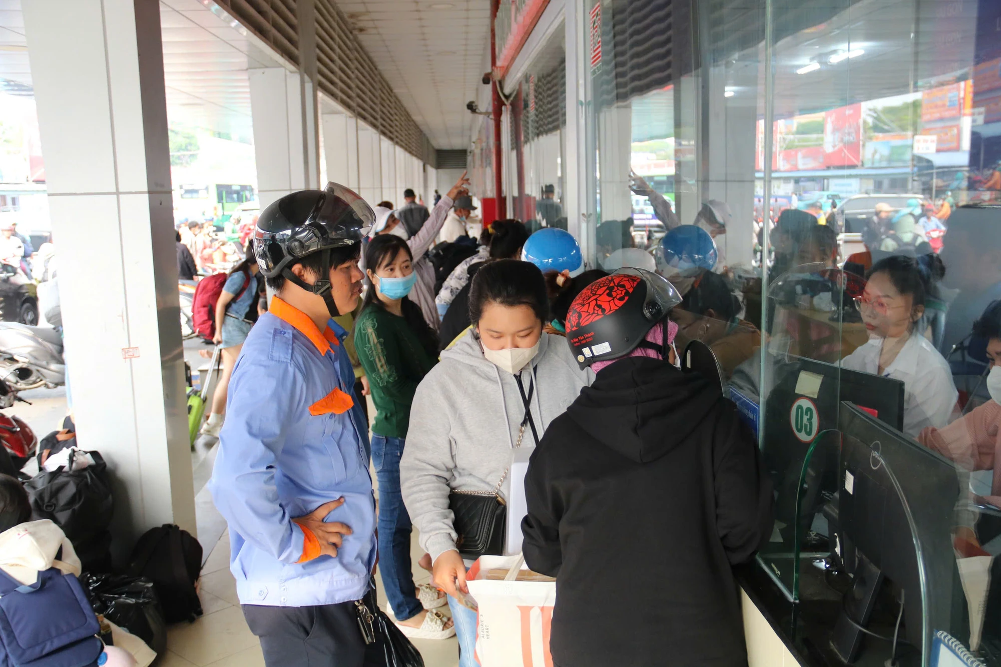 cua-ngo-phia-tay-200.jpg
