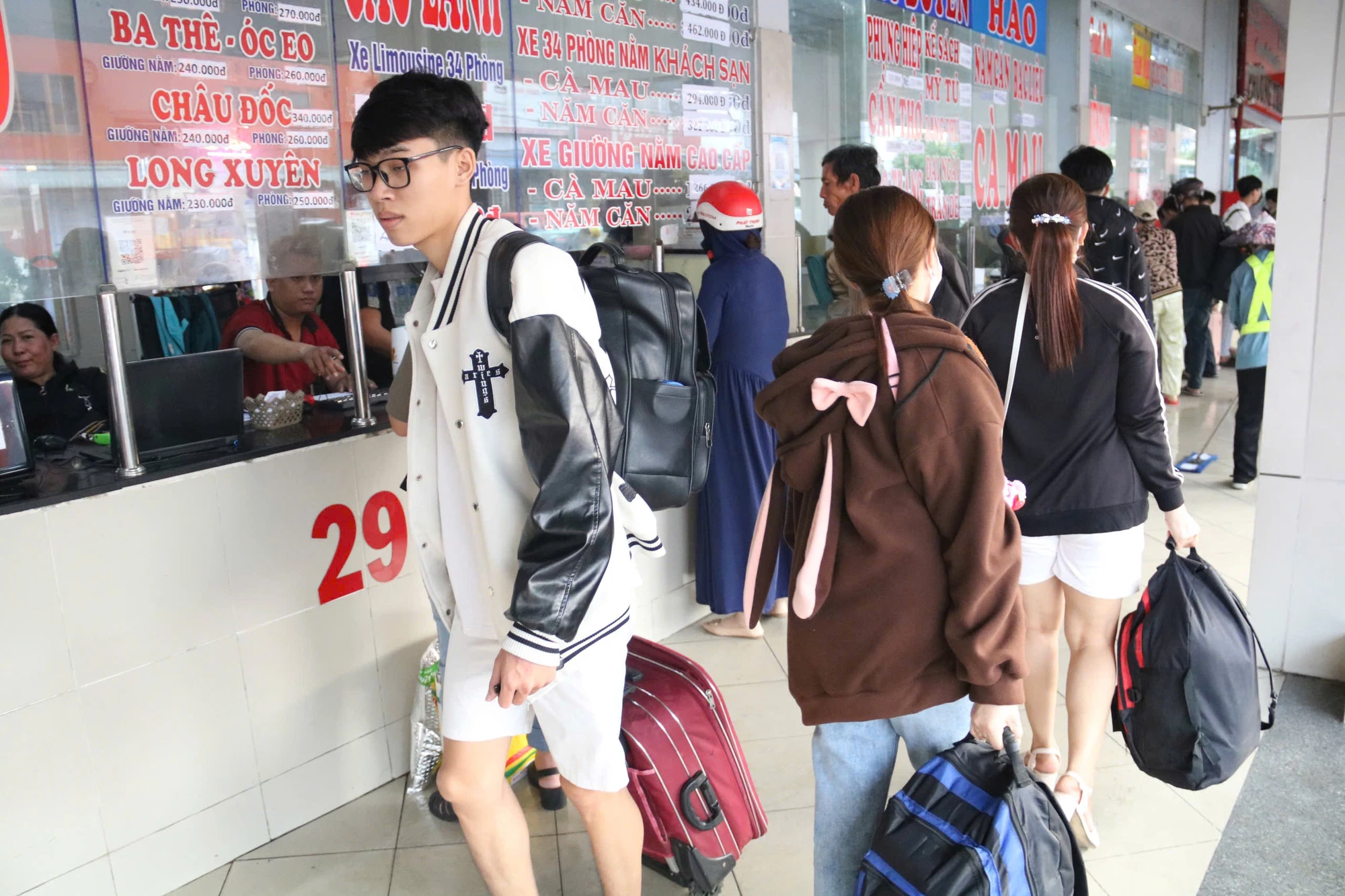 cua-ngo-phia-tay-256.jpg