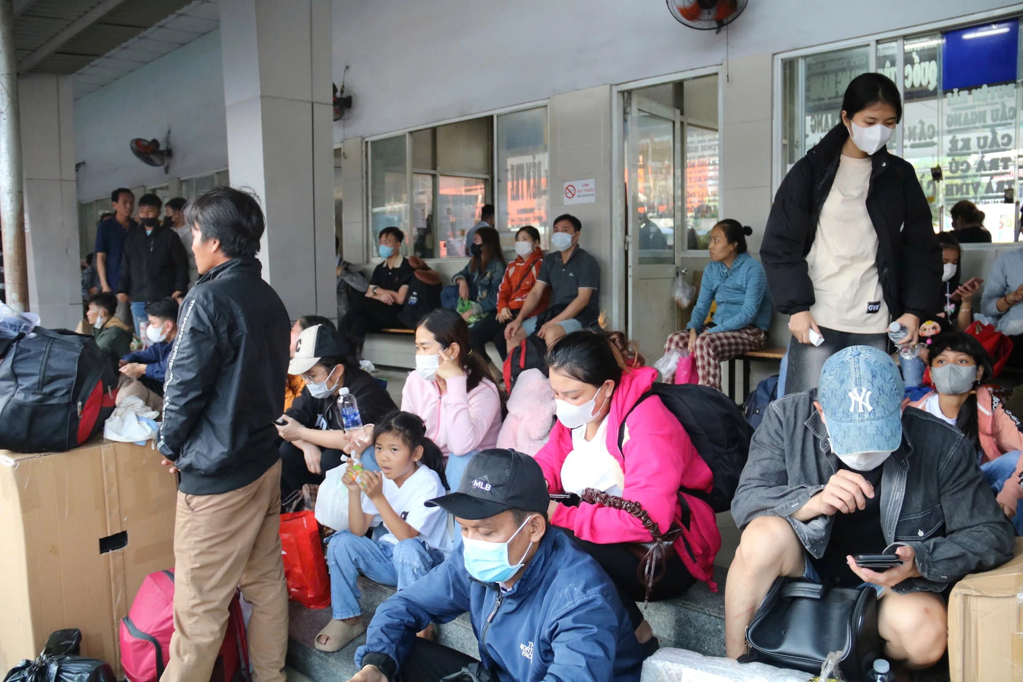 cua-ngo-phia-tay-260.jpg