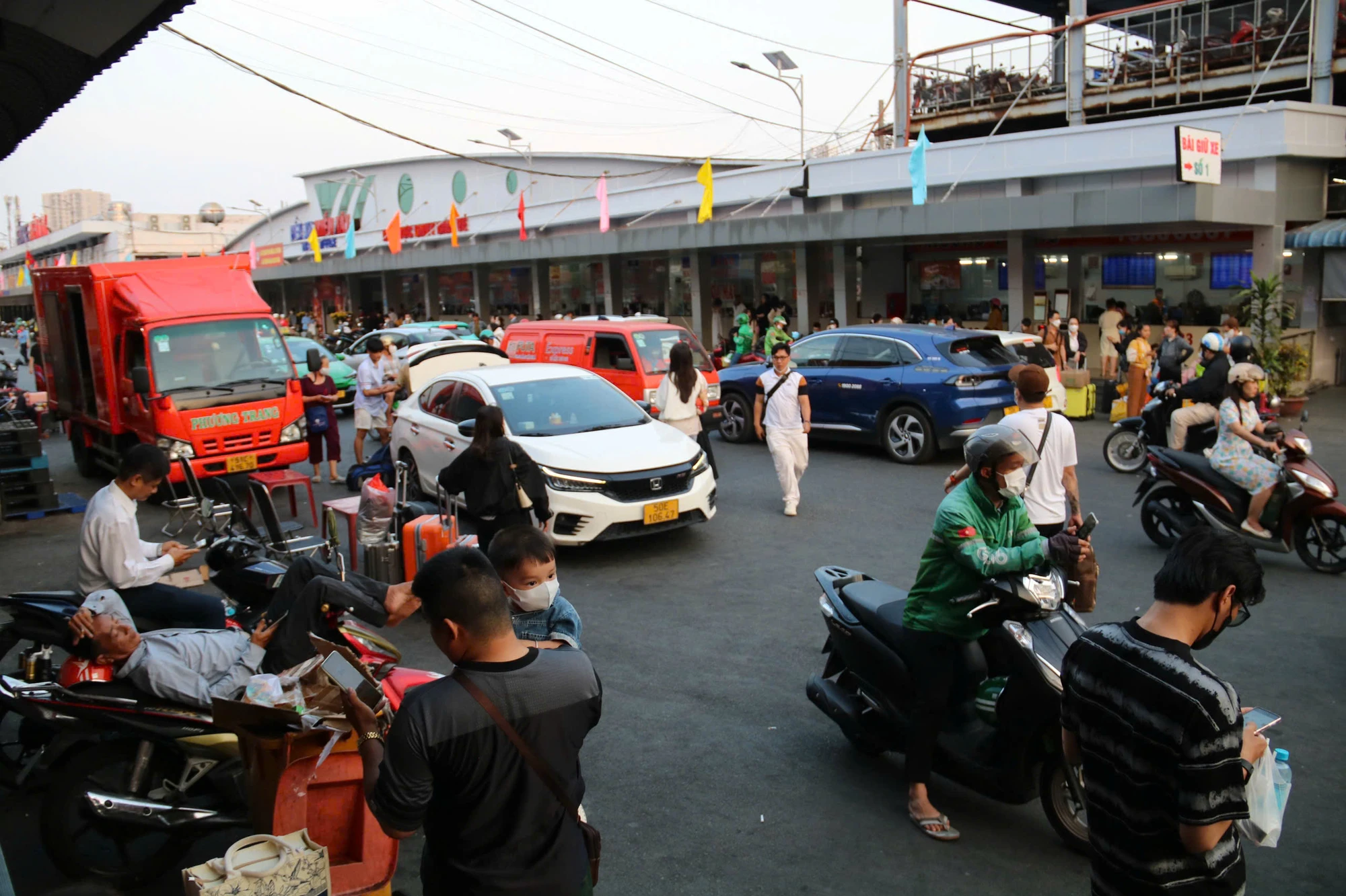 cua-ngo-phia-tay-325.jpg