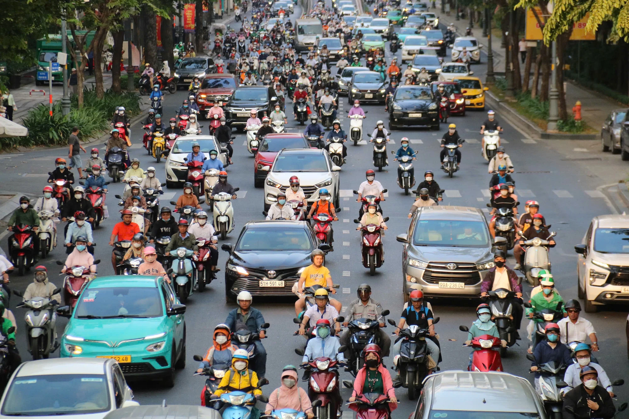 Sáng mùng 6 Tết, đường phố TP.HCM lại... đông nghẹt 