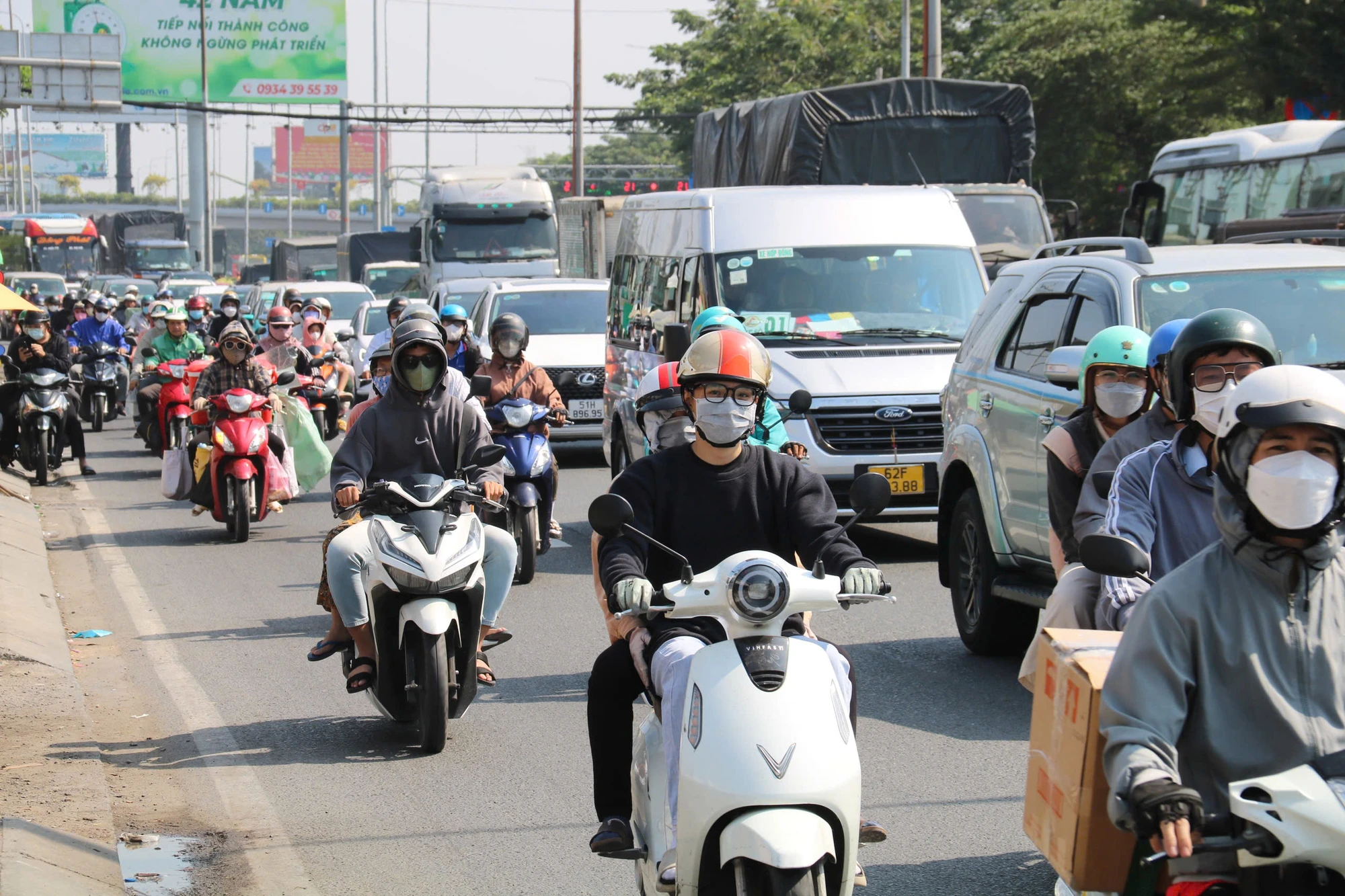 cua-ngo-phia-dong-000.jpg
